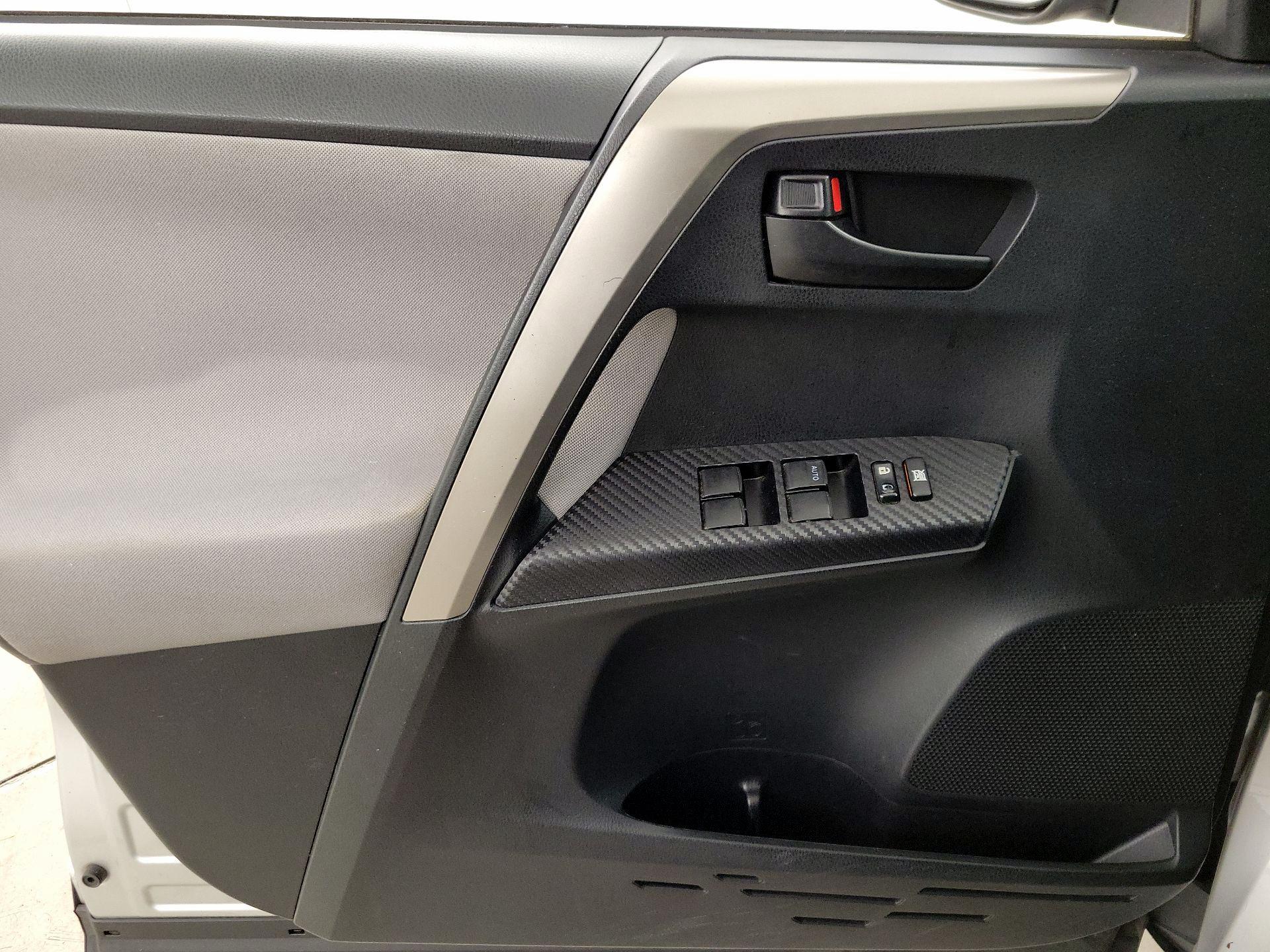 Thumbnail: 2015 Toyota RAV4 - 12