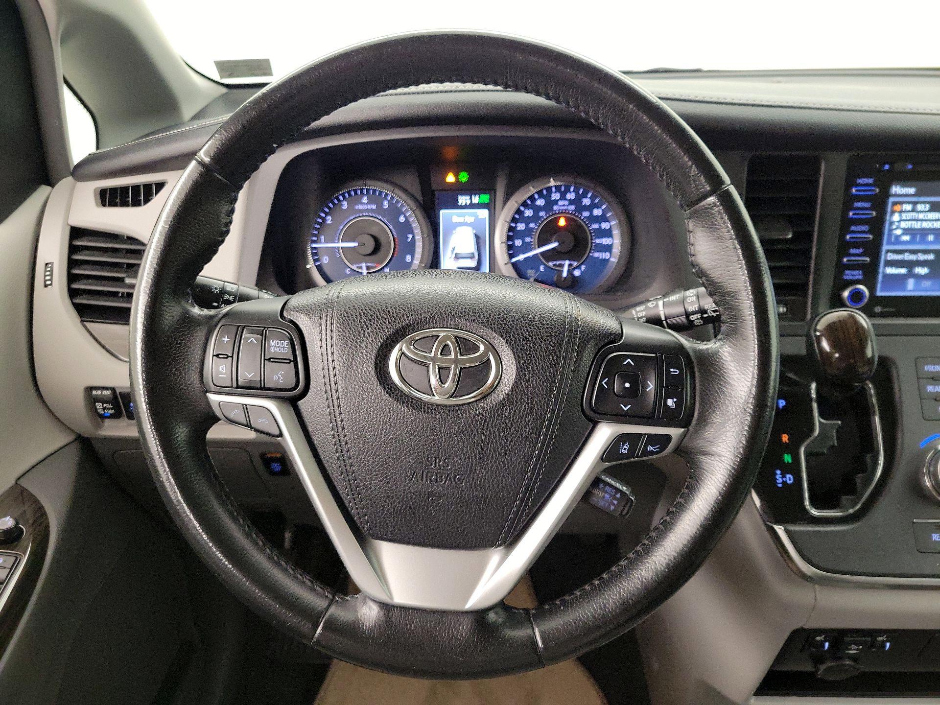 Thumbnail: 2018 Toyota Sienna - 10