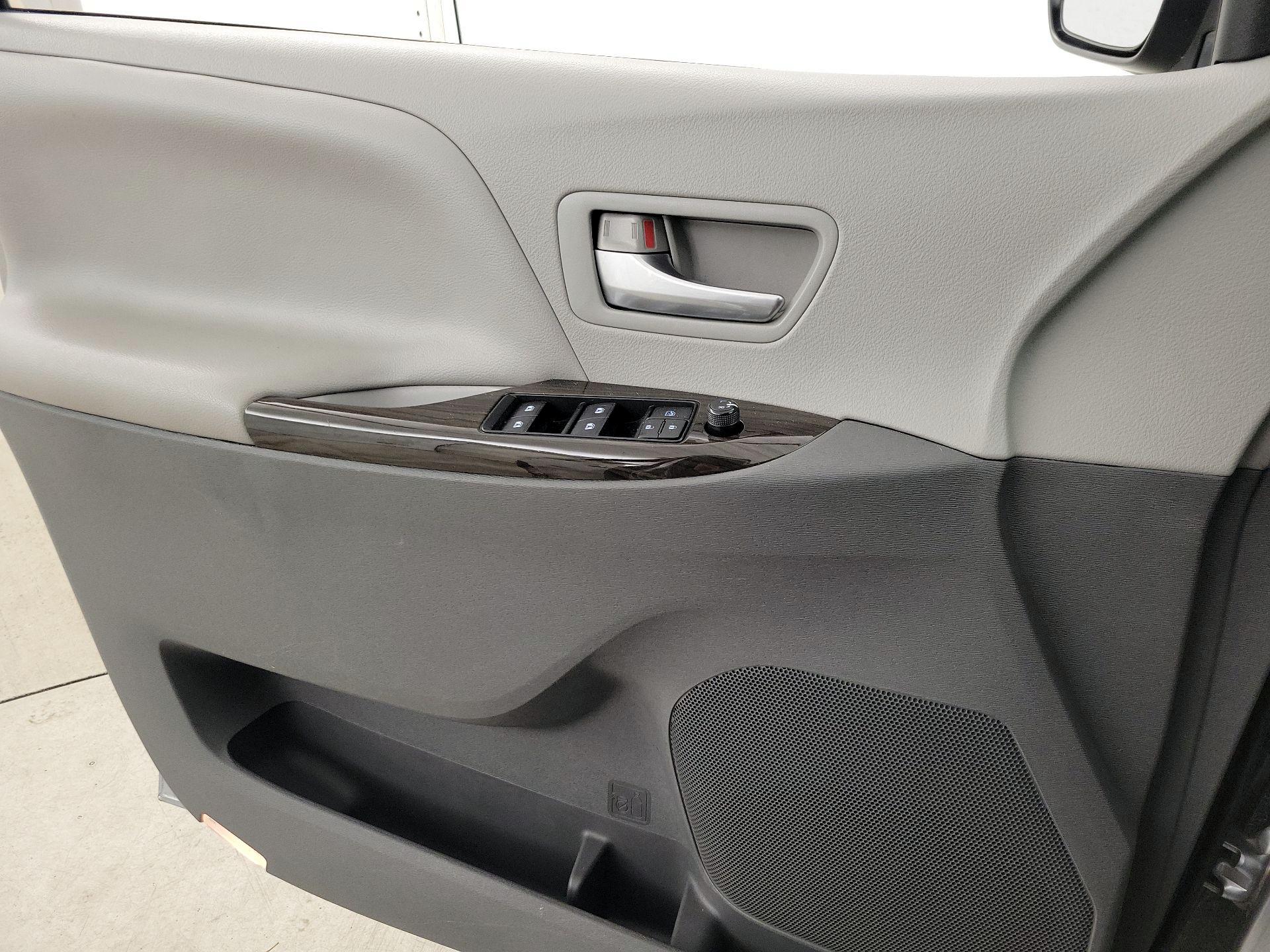 Thumbnail: 2018 Toyota Sienna - 12