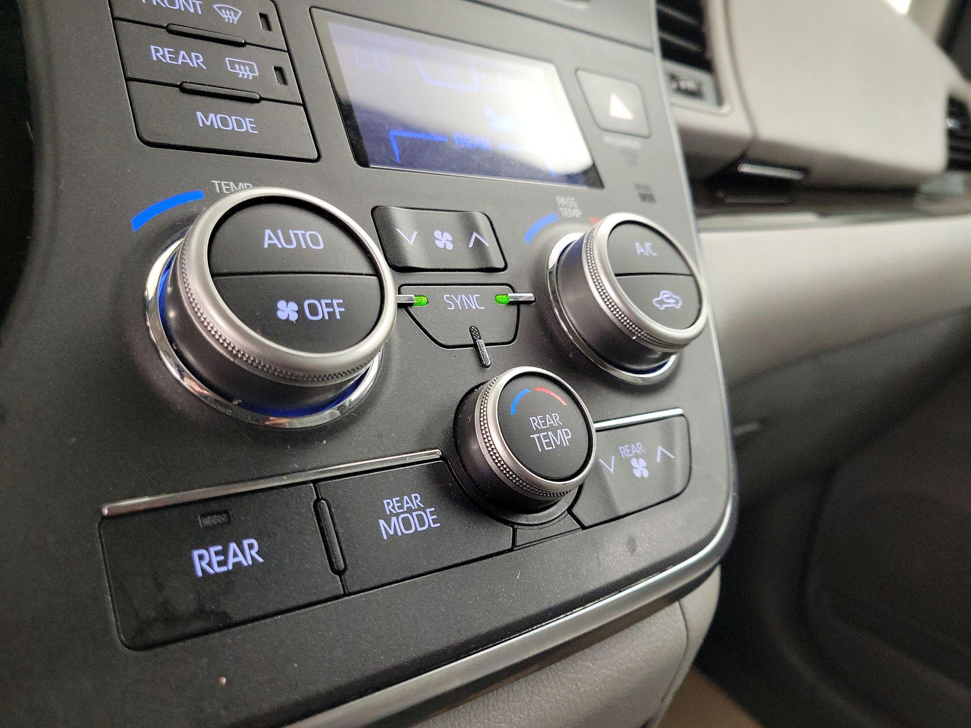 Thumbnail: 2018 Toyota Sienna - 17