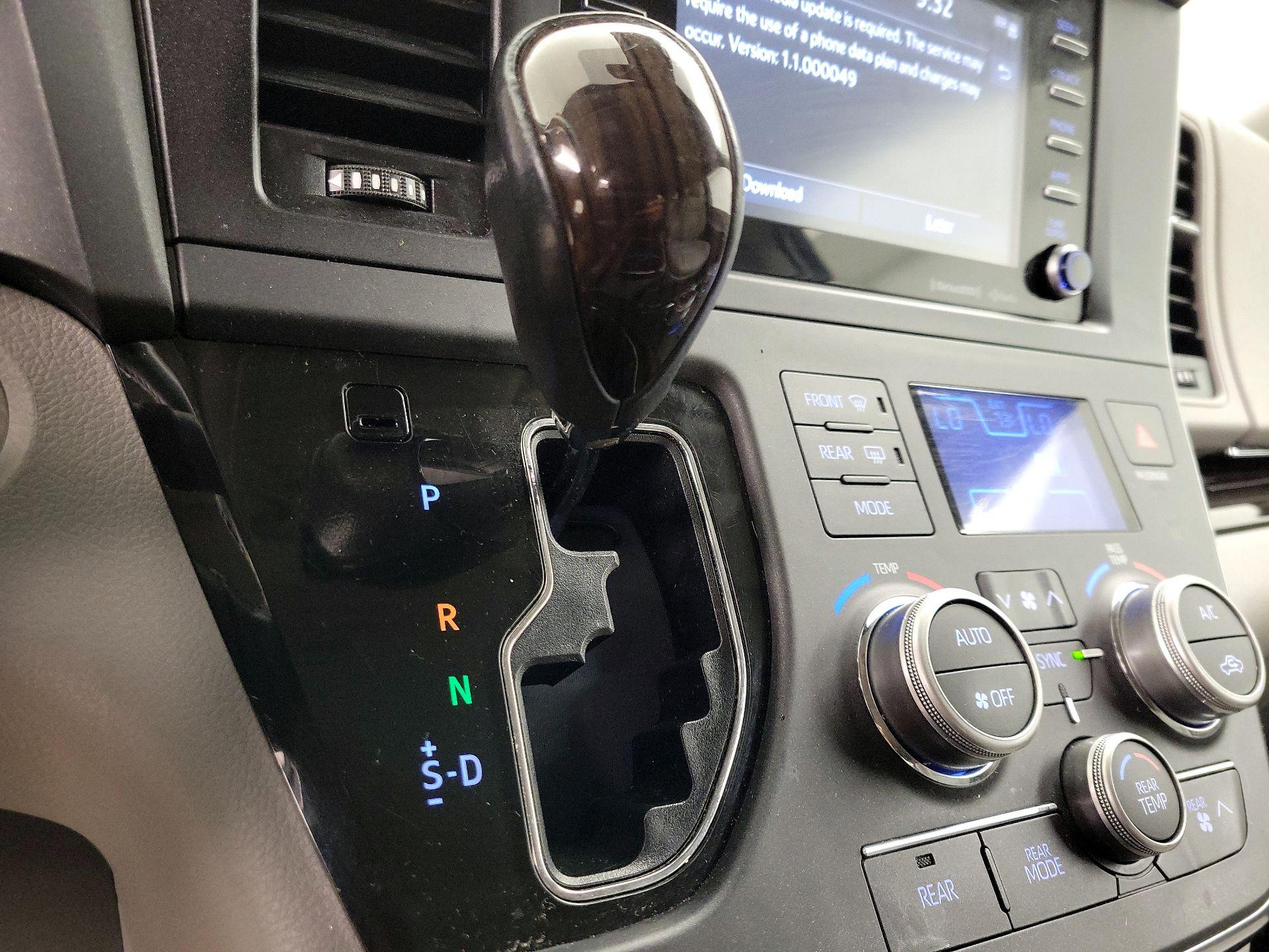 Thumbnail: 2018 Toyota Sienna - 18