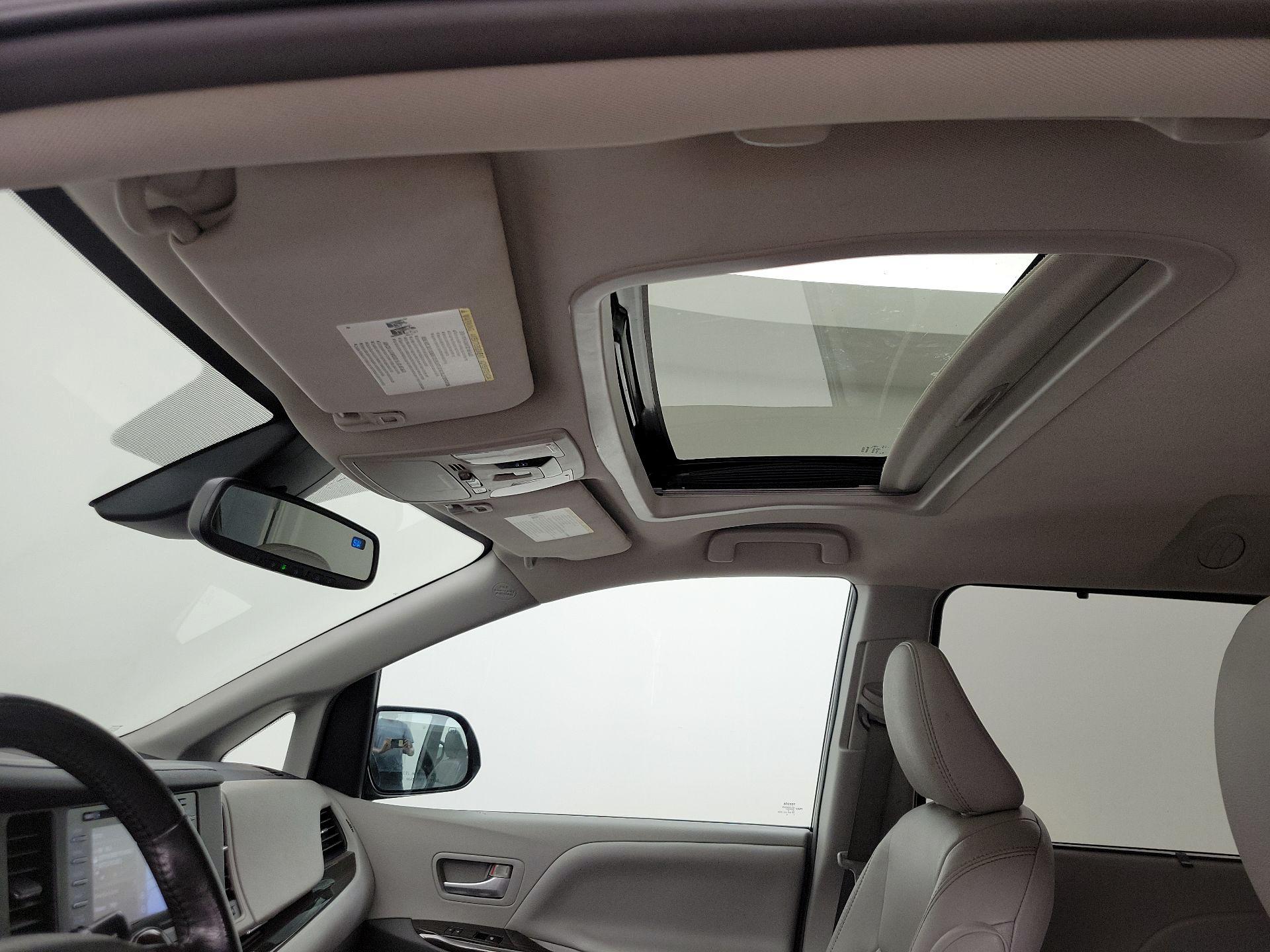 Thumbnail: 2018 Toyota Sienna - 20