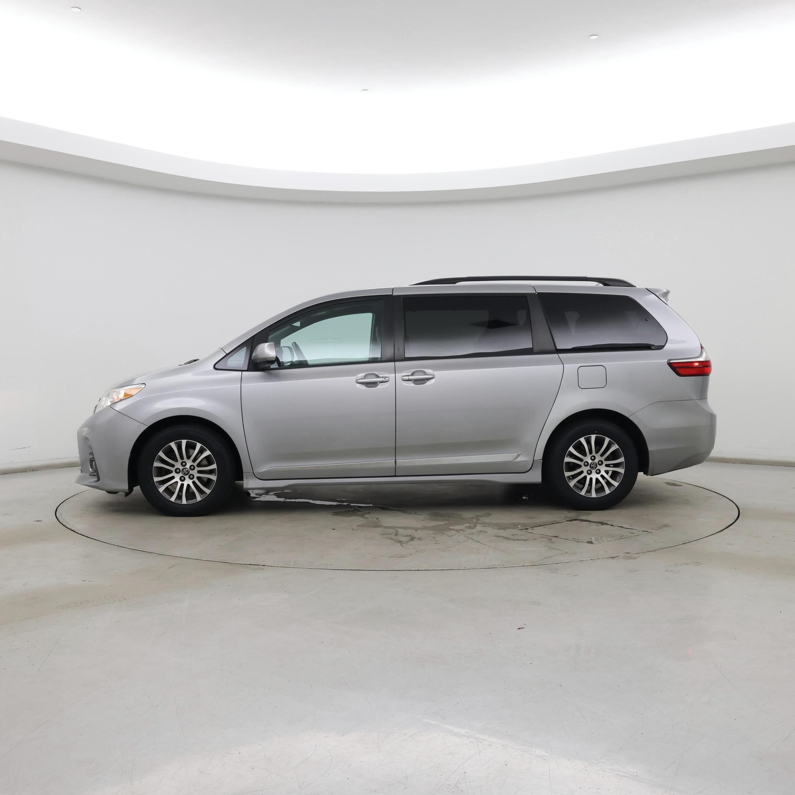 Thumbnail: 2018 Toyota Sienna - 3