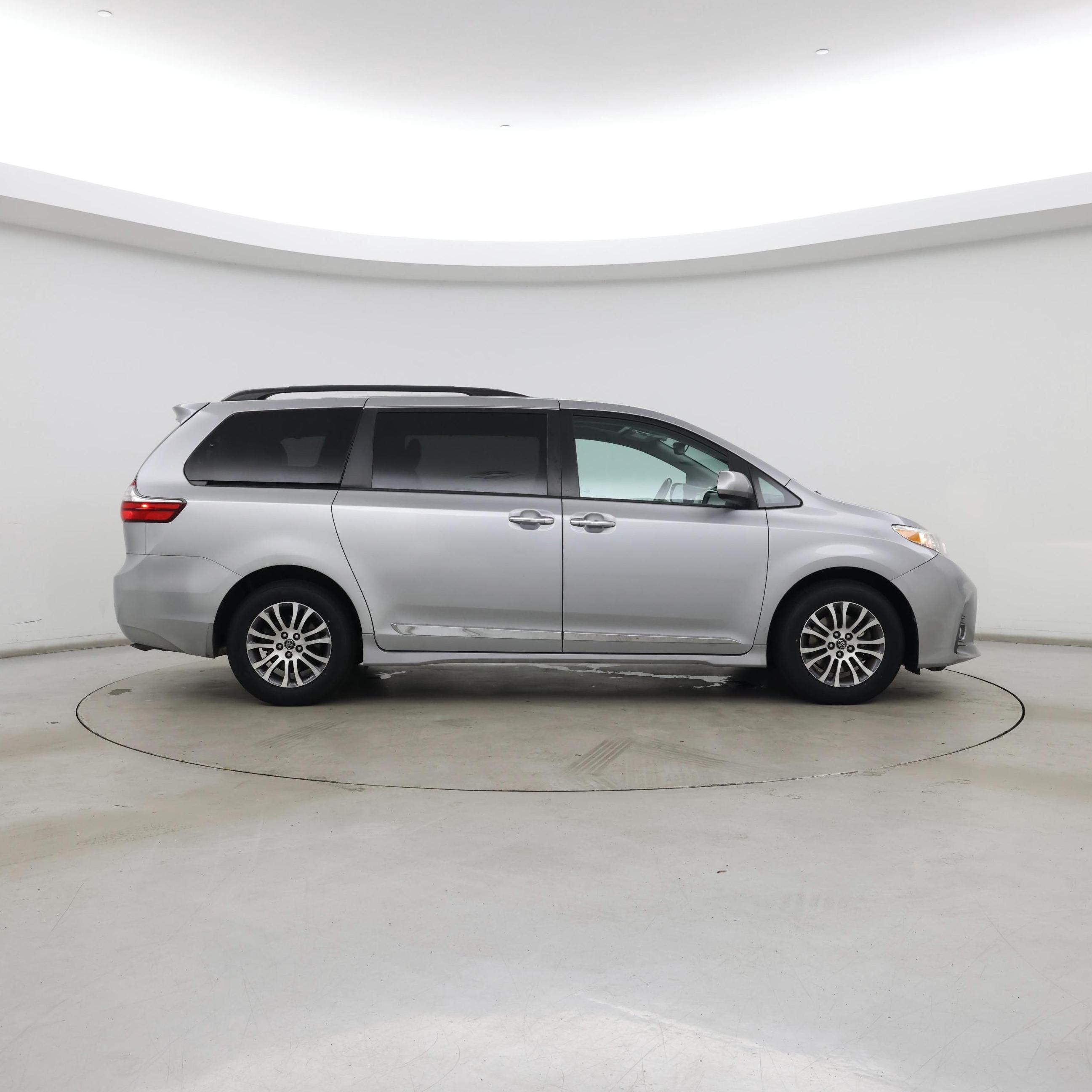 Thumbnail: 2018 Toyota Sienna - 7
