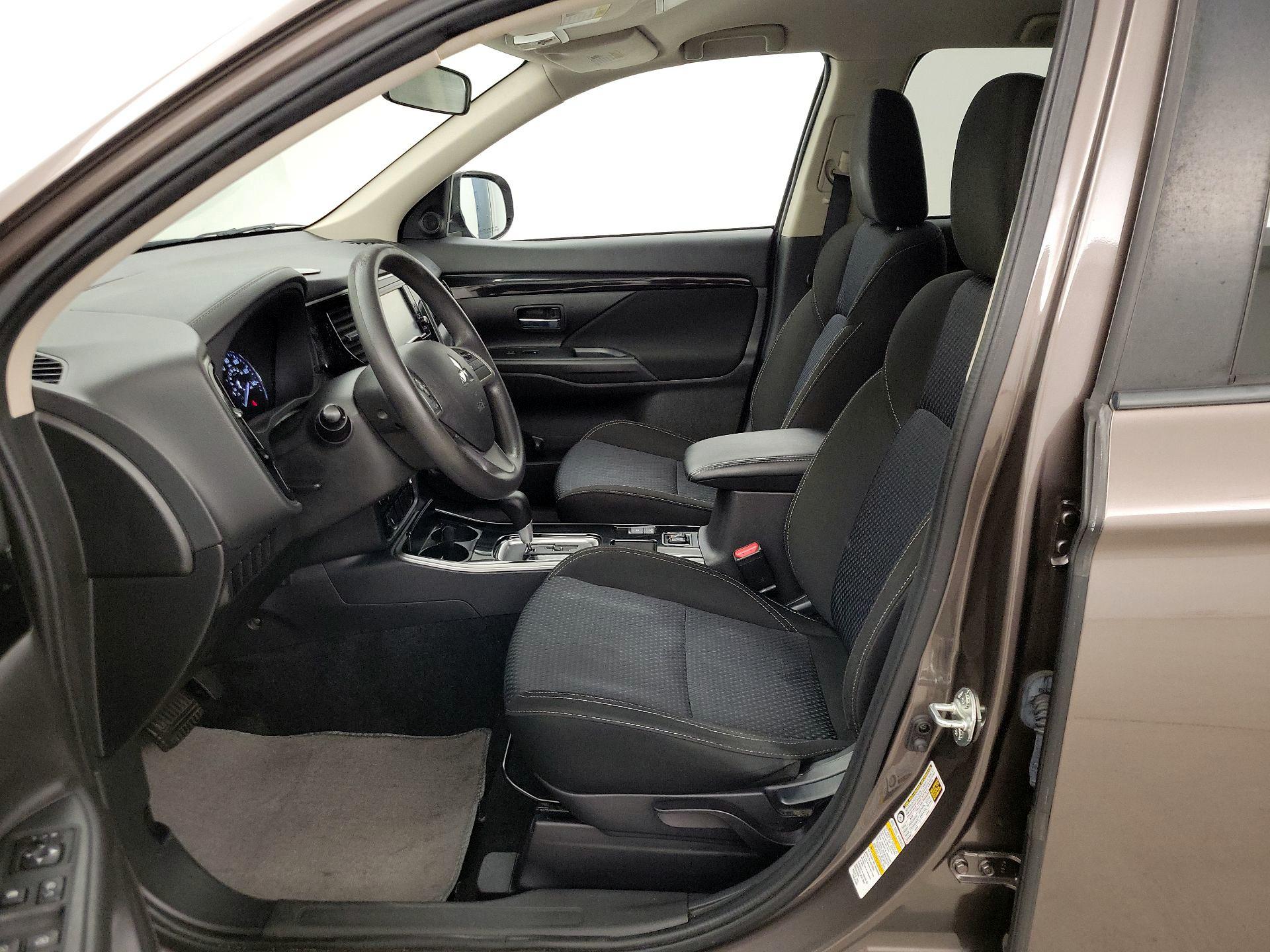 Thumbnail: 2019 Mitsubishi Outlander - 11