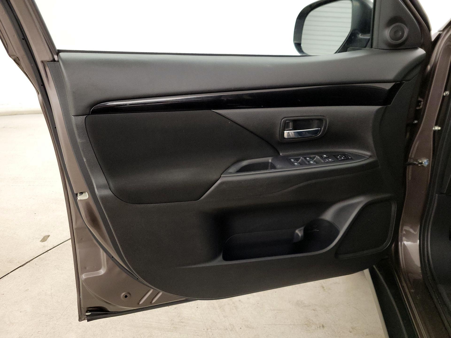 Thumbnail: 2019 Mitsubishi Outlander - 12