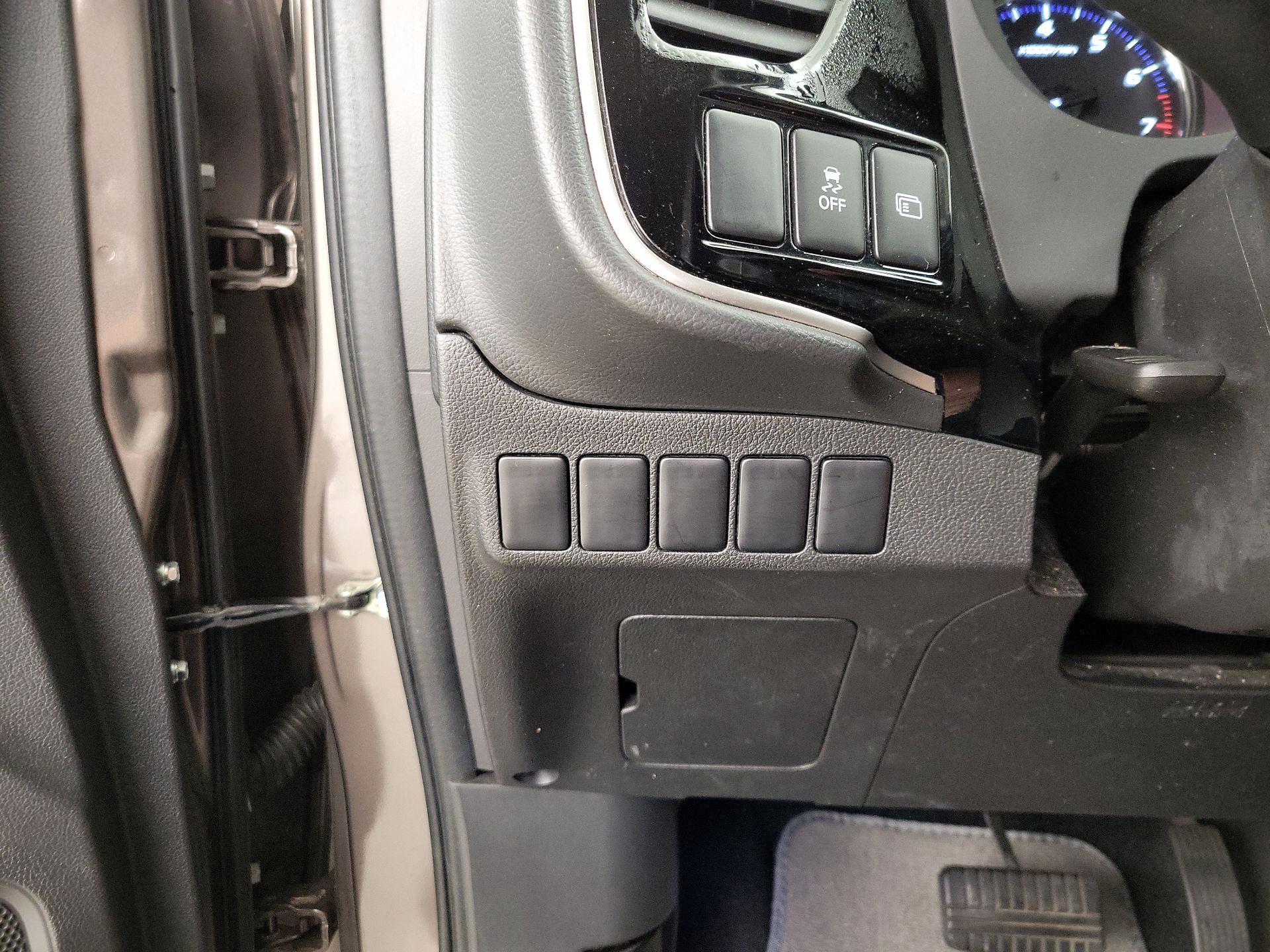 Thumbnail: 2019 Mitsubishi Outlander - 13