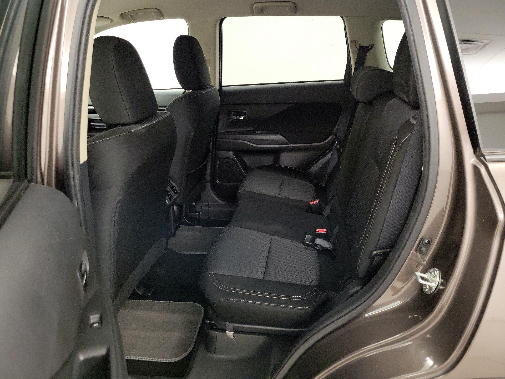 Thumbnail: 2019 Mitsubishi Outlander - 19