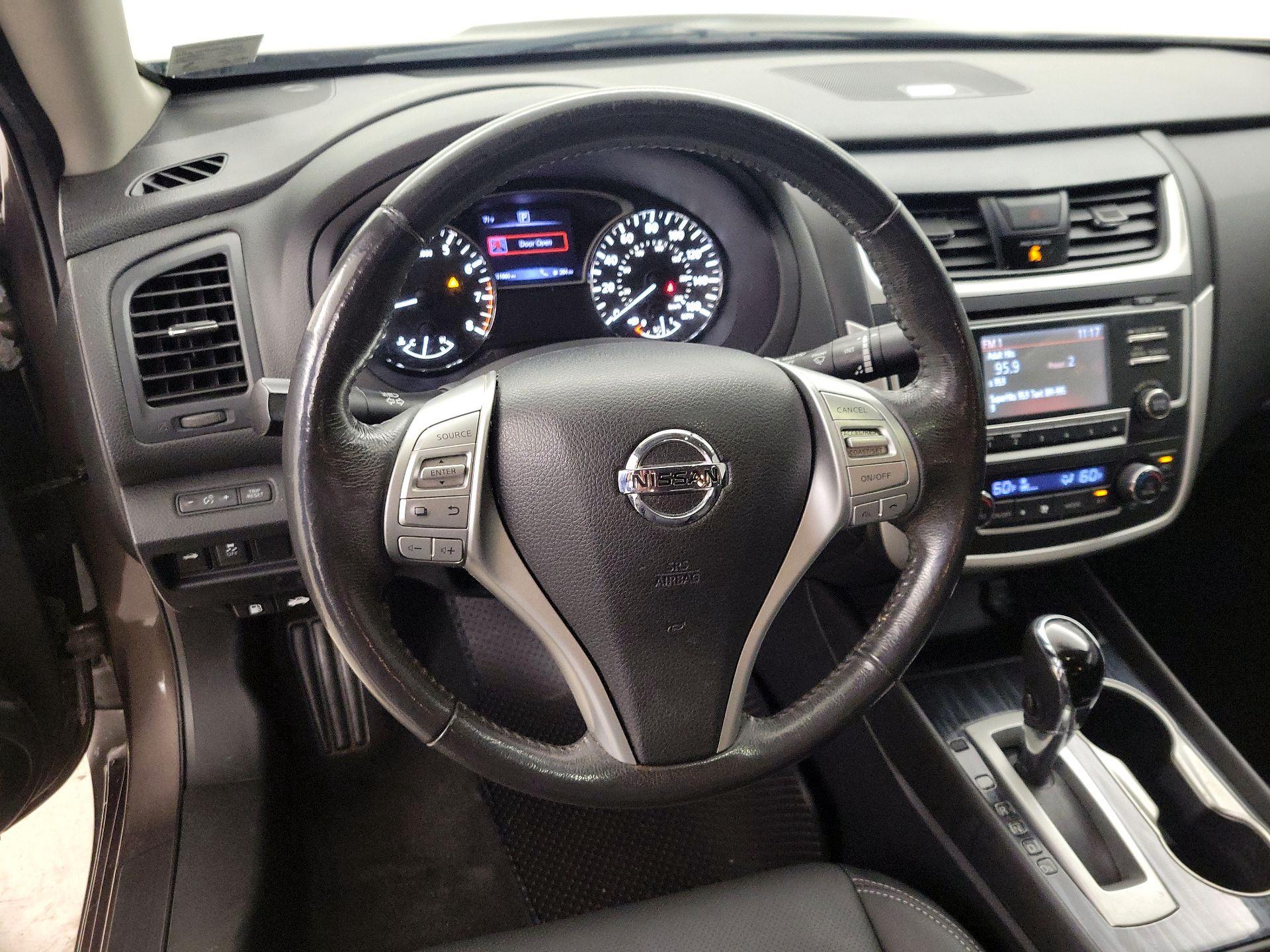 Thumbnail: 2017 Nissan Altima - 10