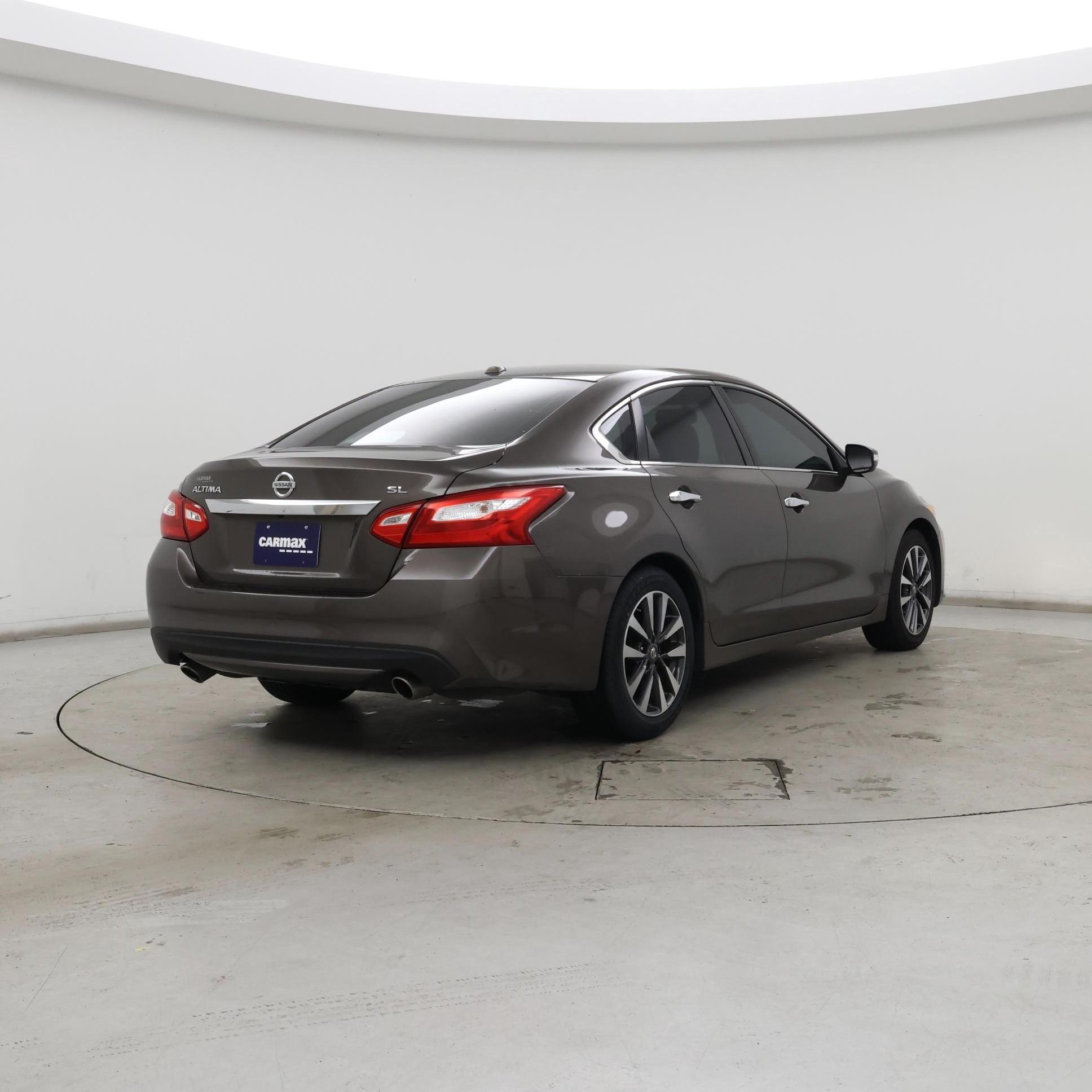 Thumbnail: 2017 Nissan Altima - 8