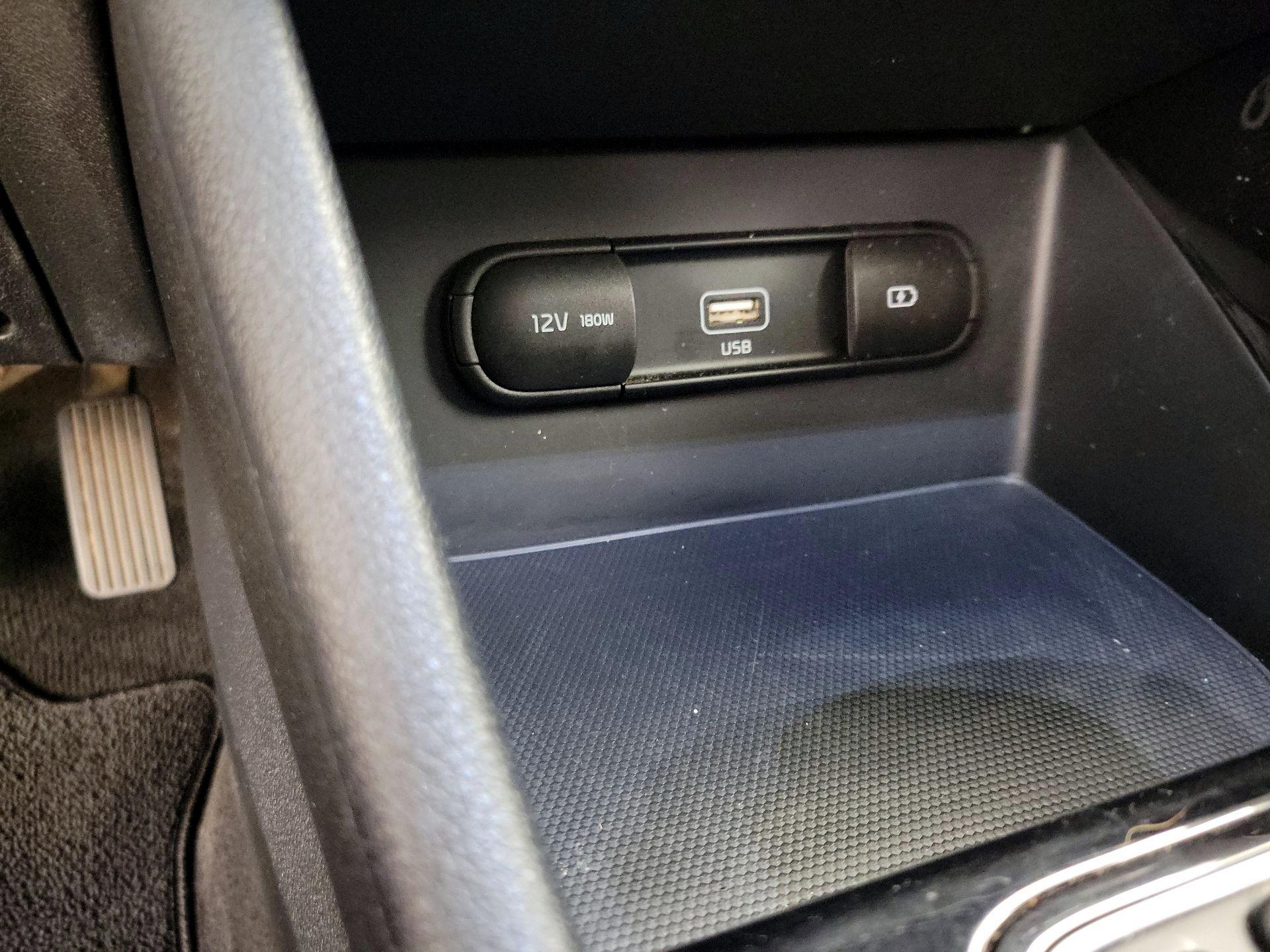 Thumbnail: 2020 Kia Niro - 18