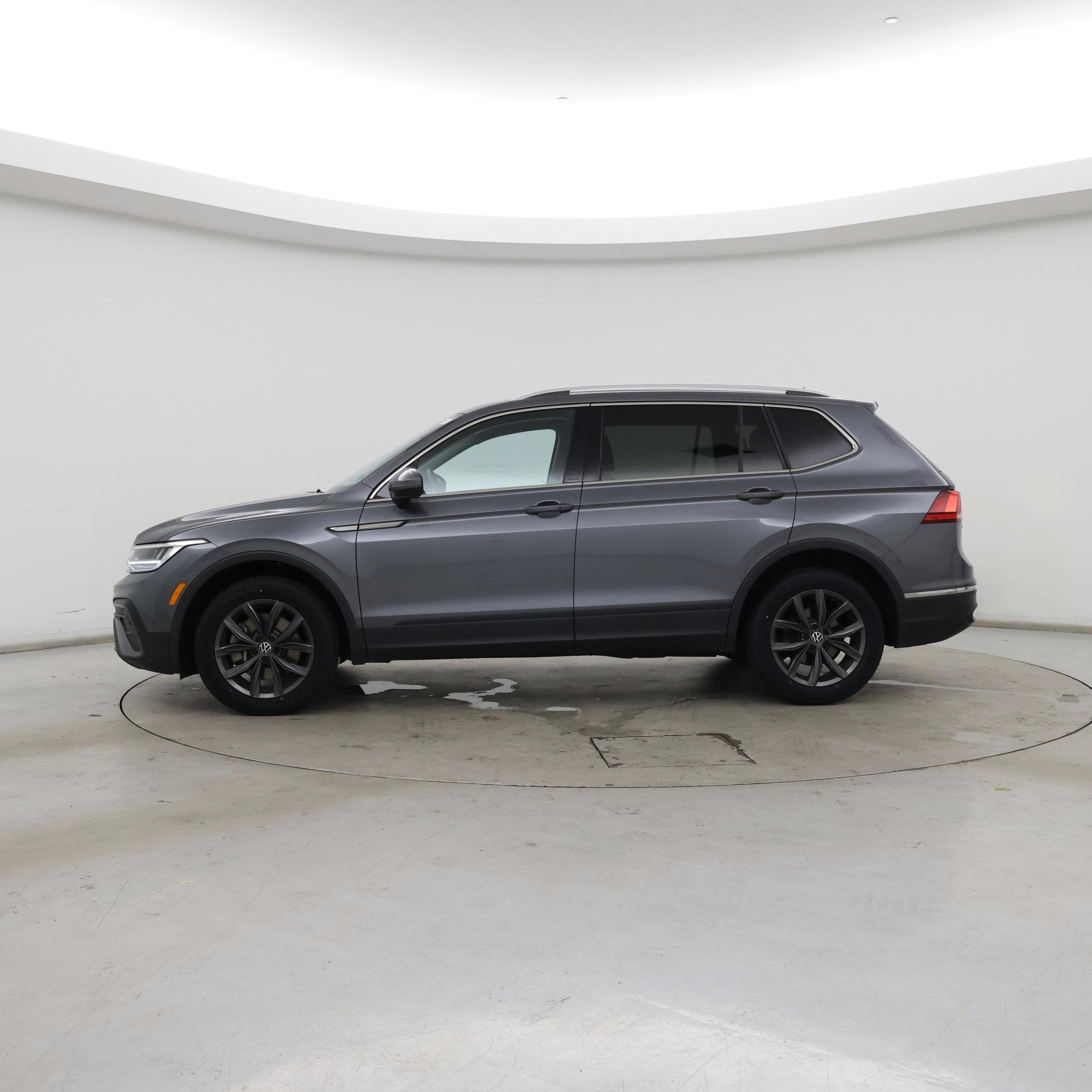 Thumbnail: 2022 Volkswagen Tiguan - 3