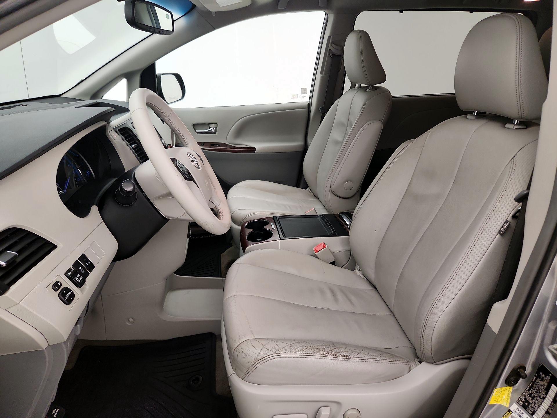 Thumbnail: 2013 Toyota Sienna - 11