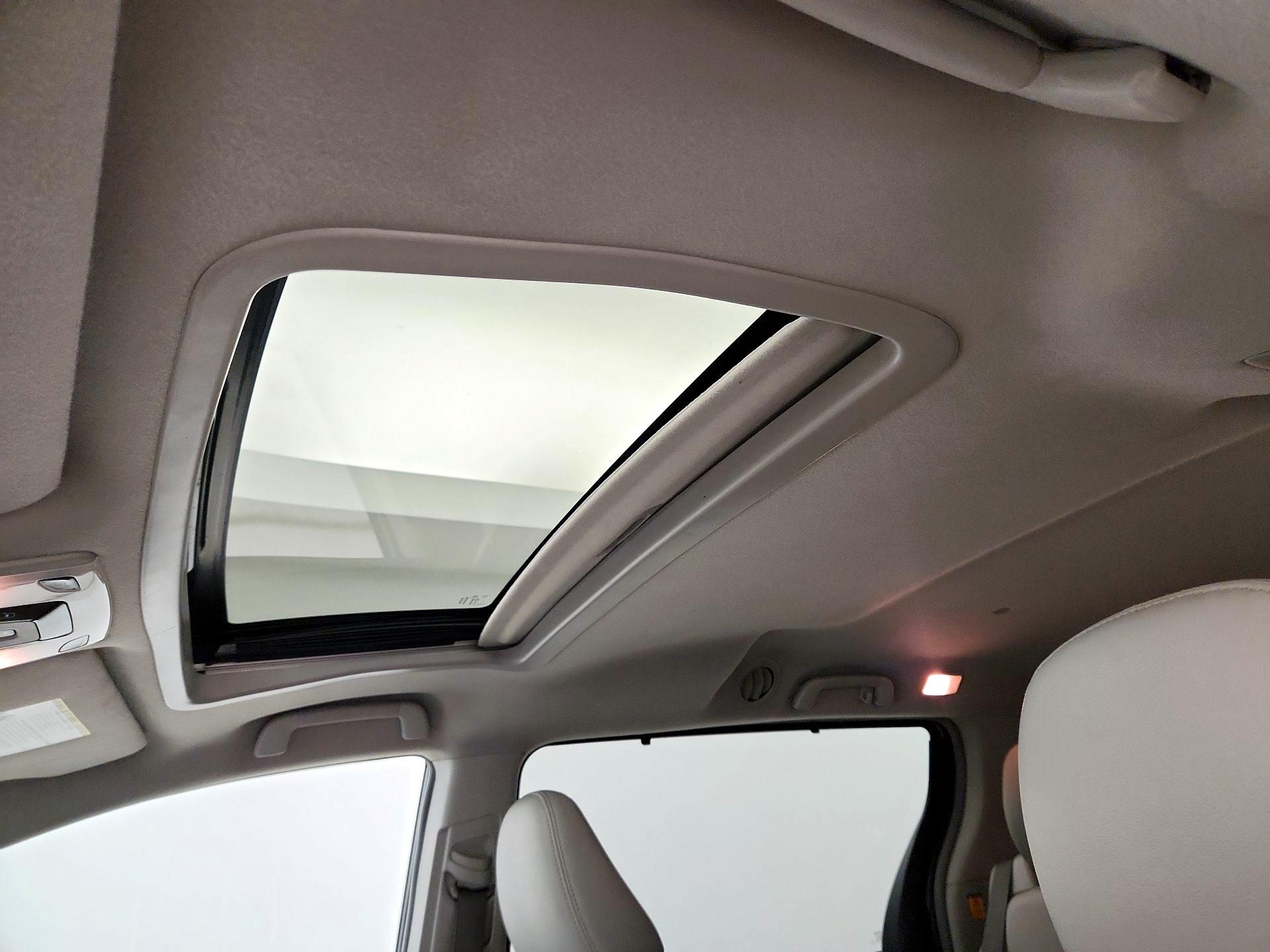 Thumbnail: 2013 Toyota Sienna - 20