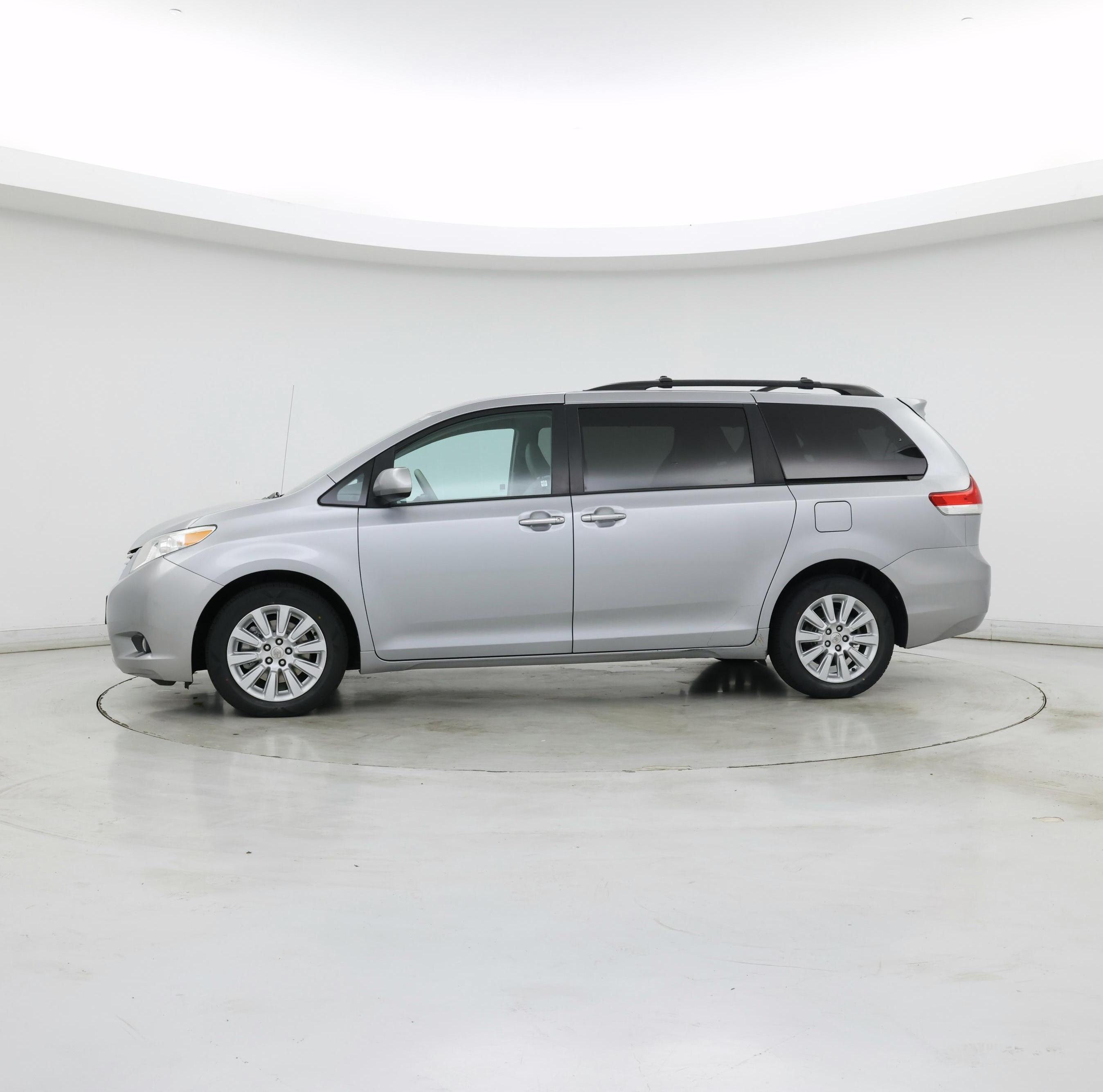 Thumbnail: 2013 Toyota Sienna - 3