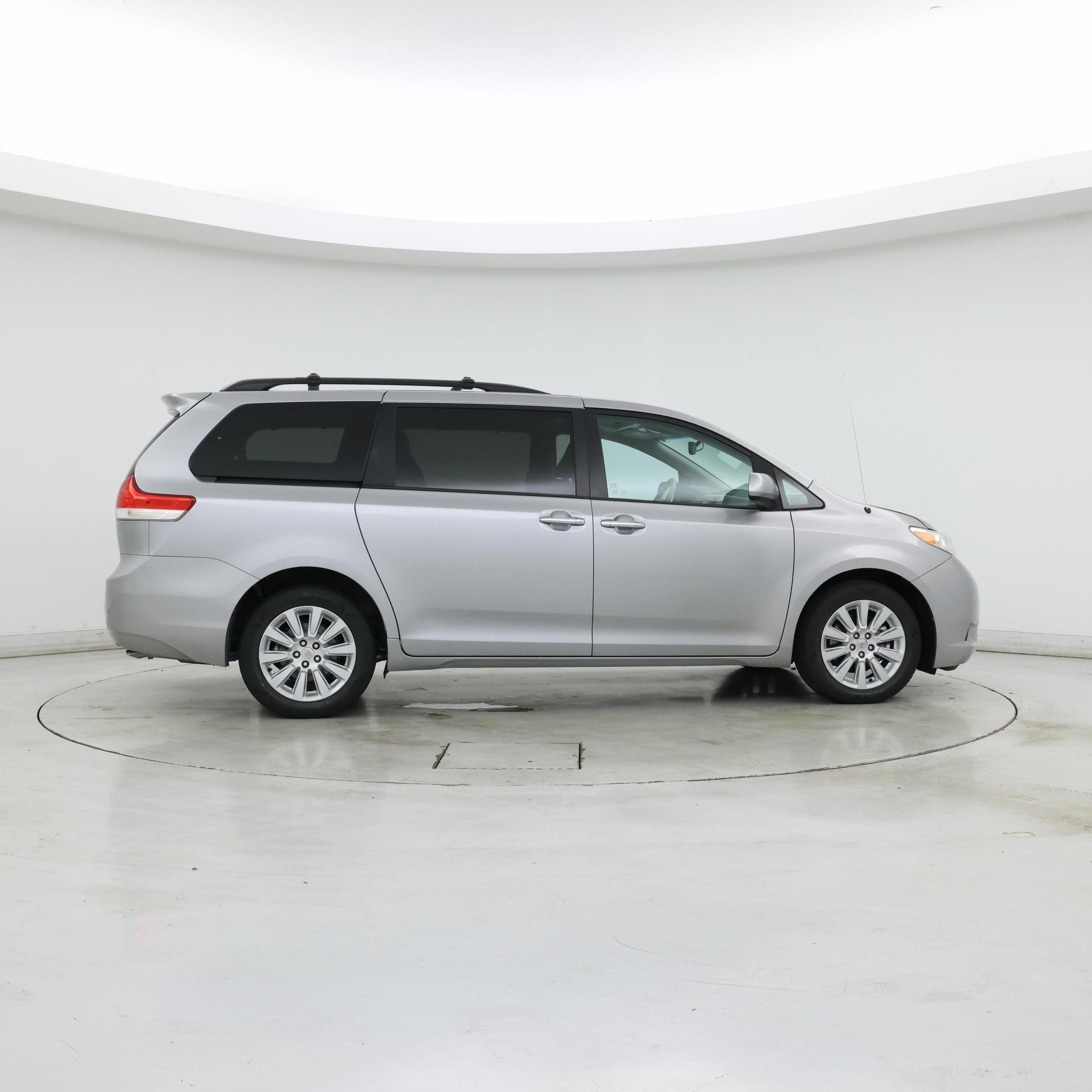Thumbnail: 2013 Toyota Sienna - 7