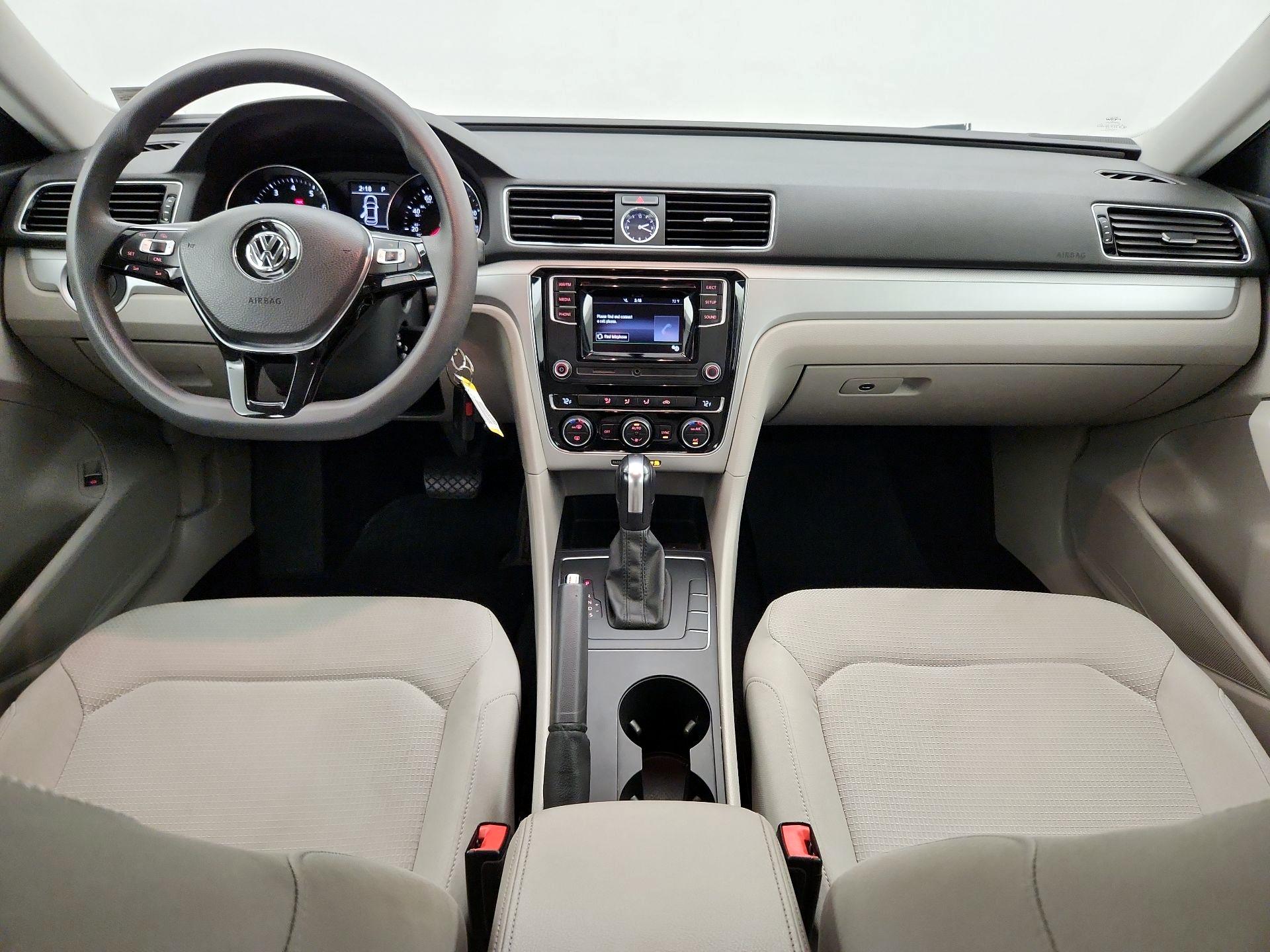 Thumbnail: 2016 Volkswagen Passat - 9