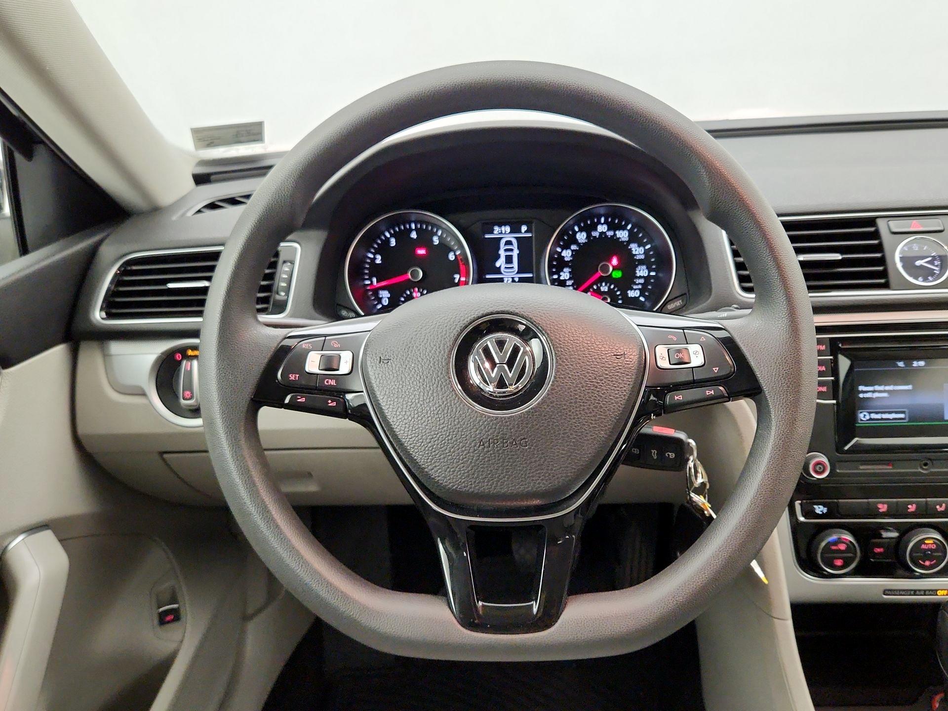 Thumbnail: 2016 Volkswagen Passat - 10