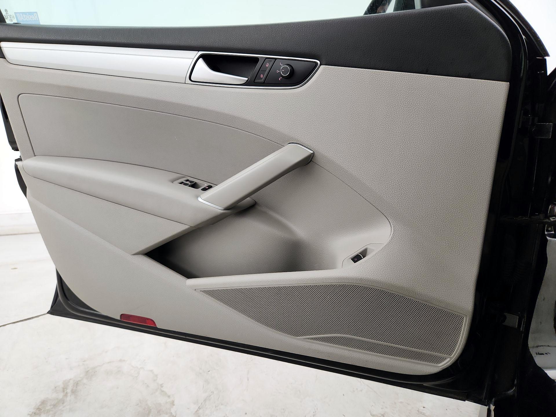 Thumbnail: 2016 Volkswagen Passat - 12