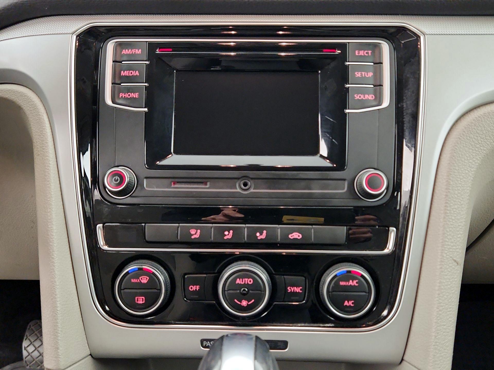 Thumbnail: 2016 Volkswagen Passat - 16