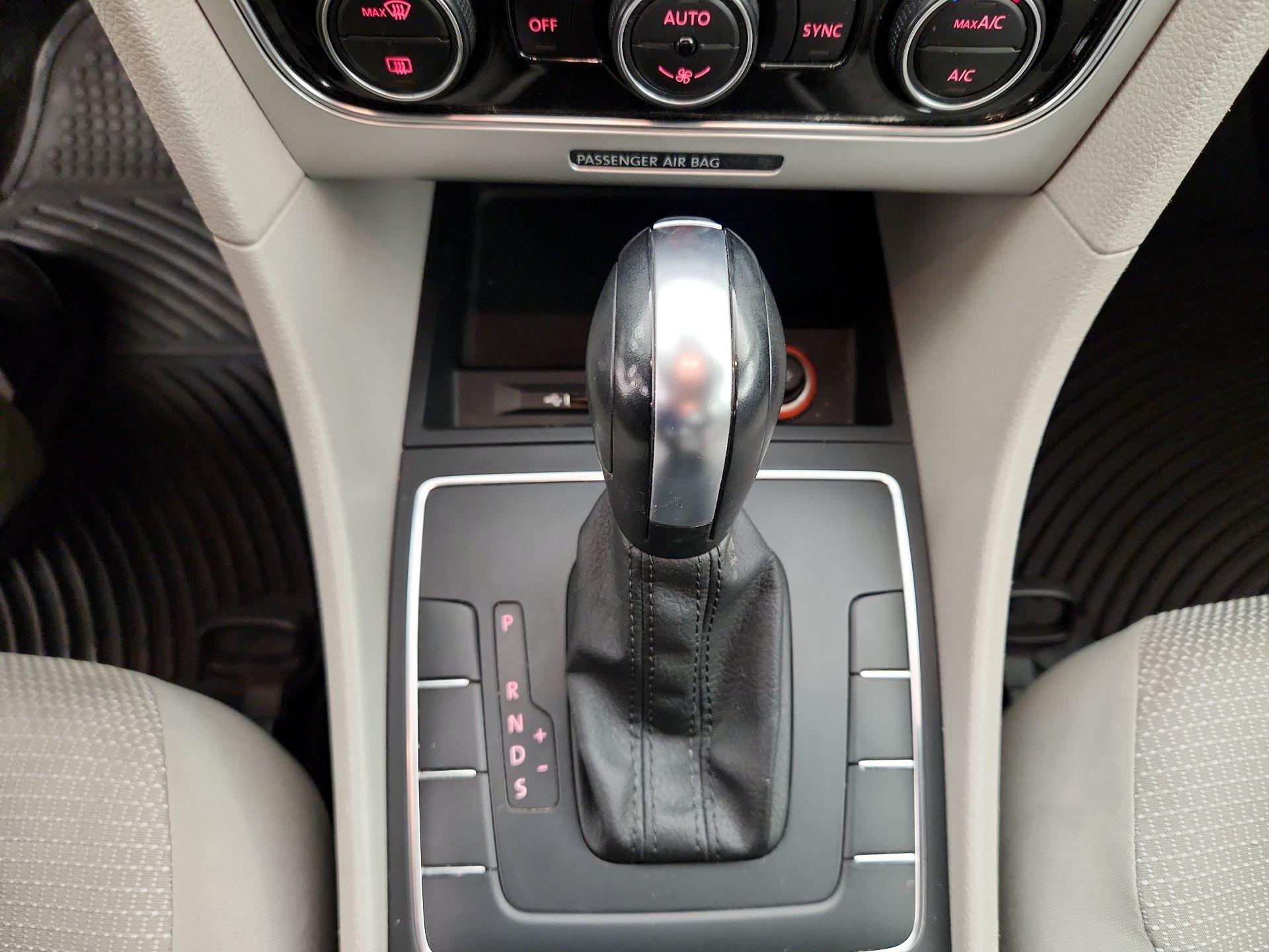 Thumbnail: 2016 Volkswagen Passat - 17
