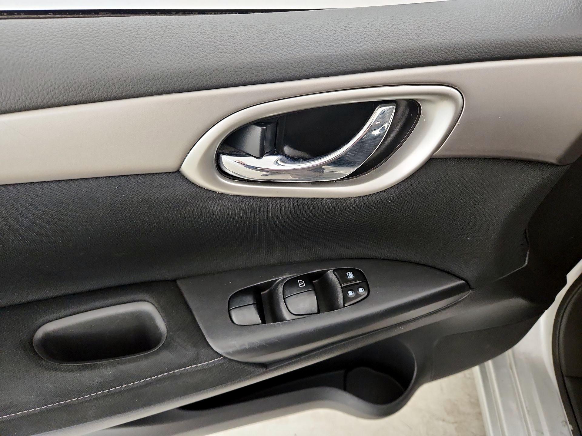 Thumbnail: 2015 Nissan Sentra - 12