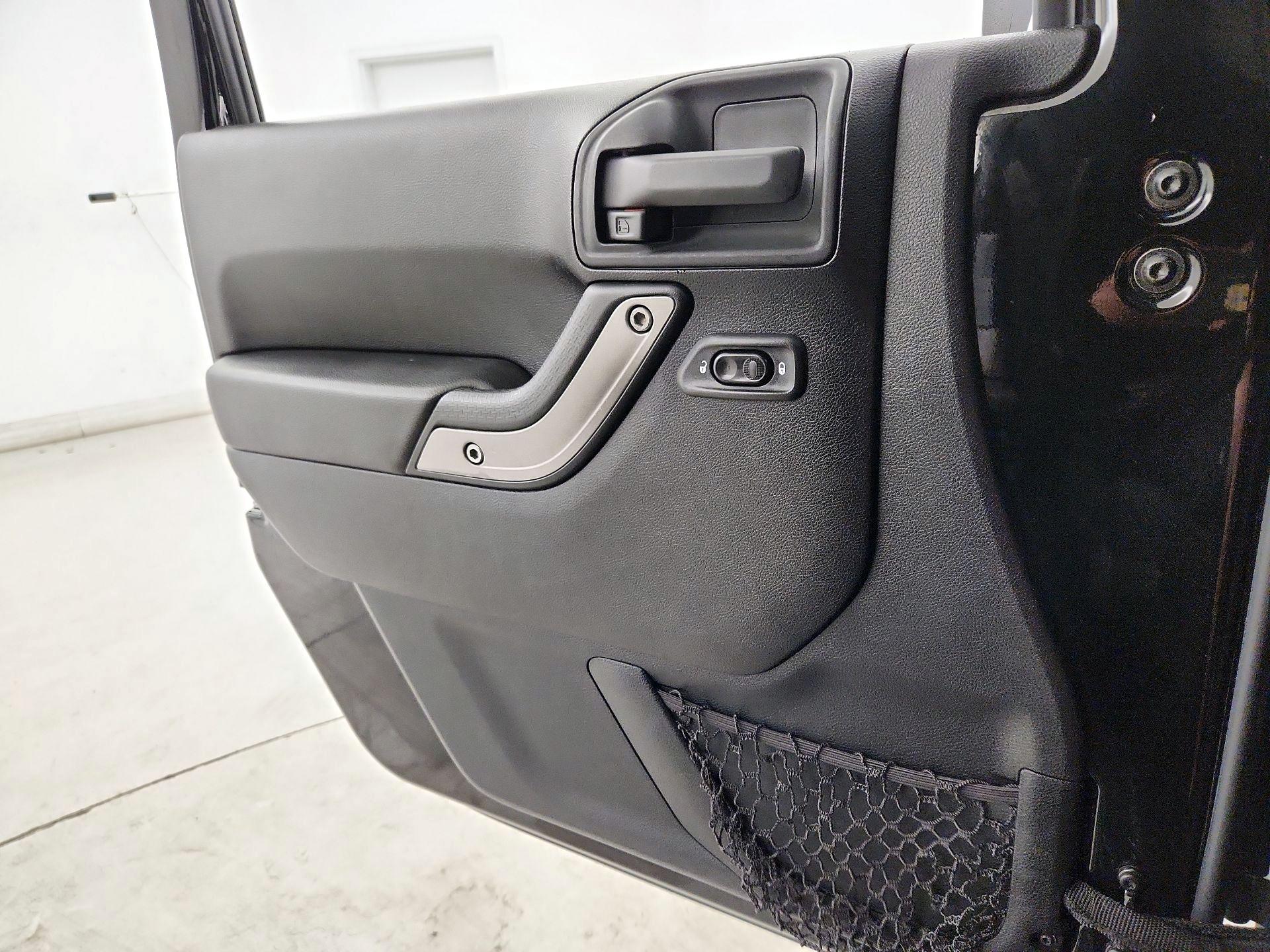 Thumbnail: 2015 Jeep Wrangler - 12