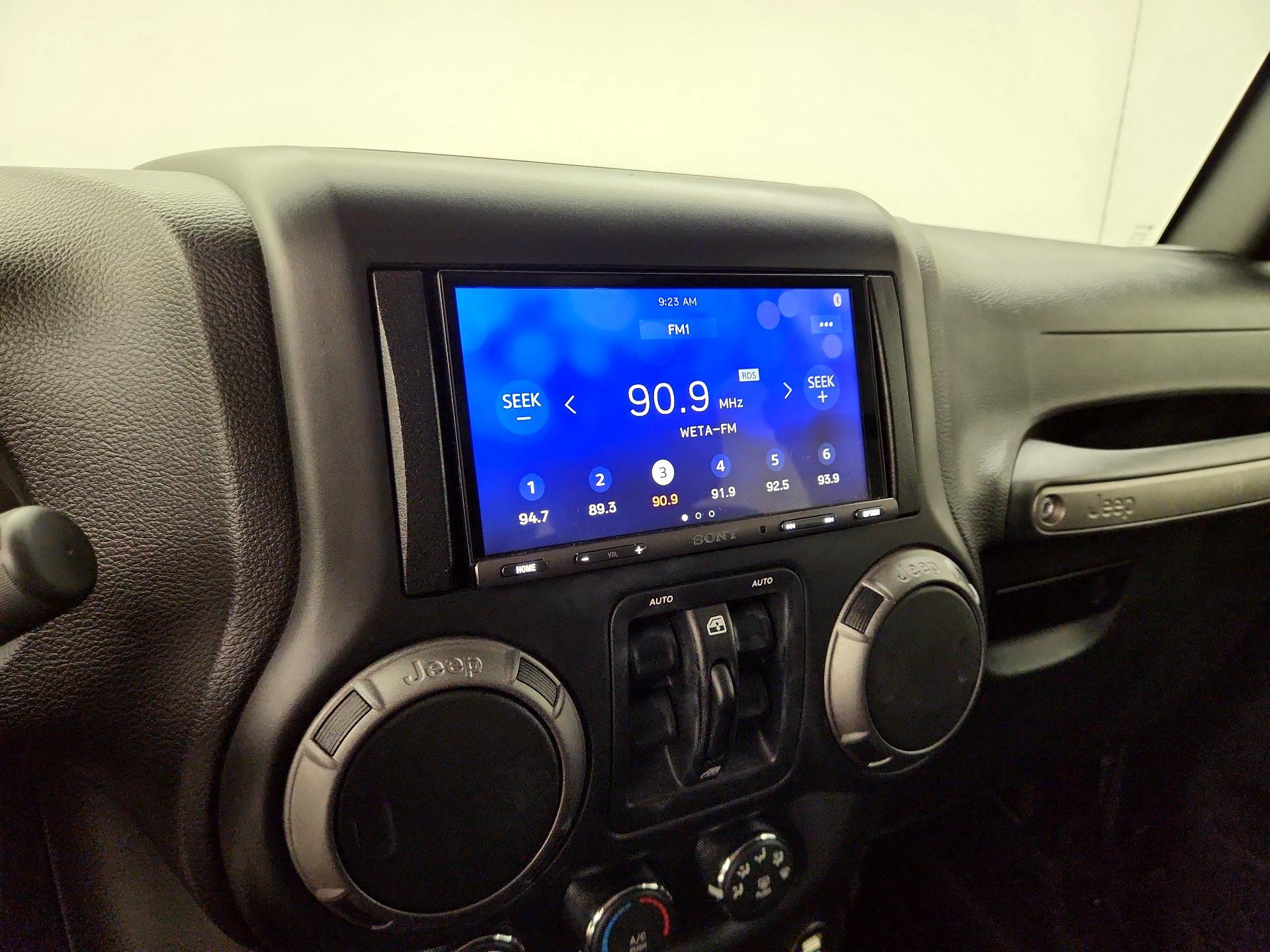 Thumbnail: 2015 Jeep Wrangler - 14