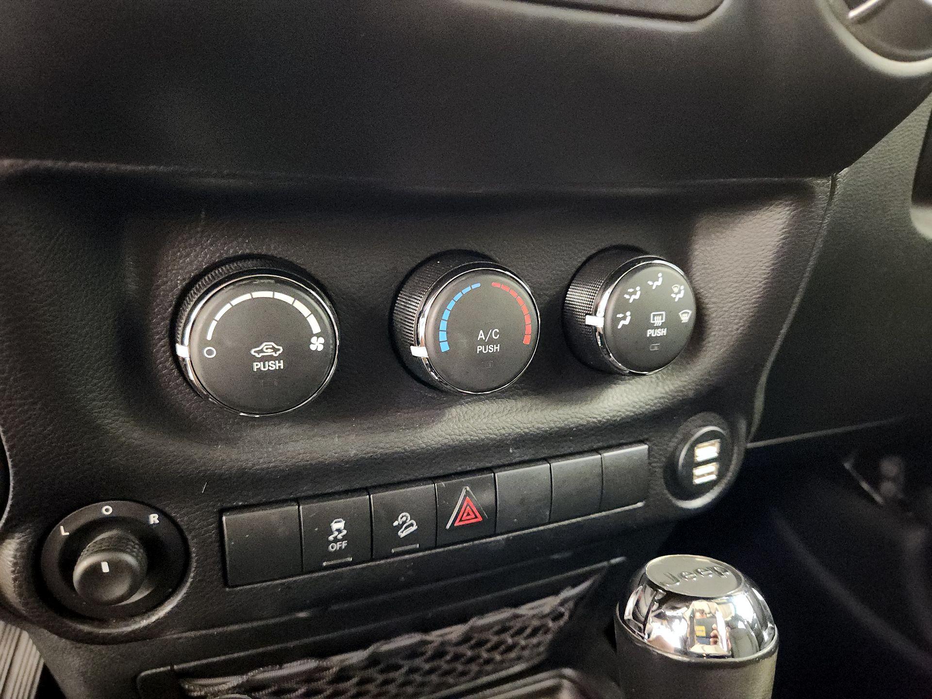 Thumbnail: 2015 Jeep Wrangler - 15