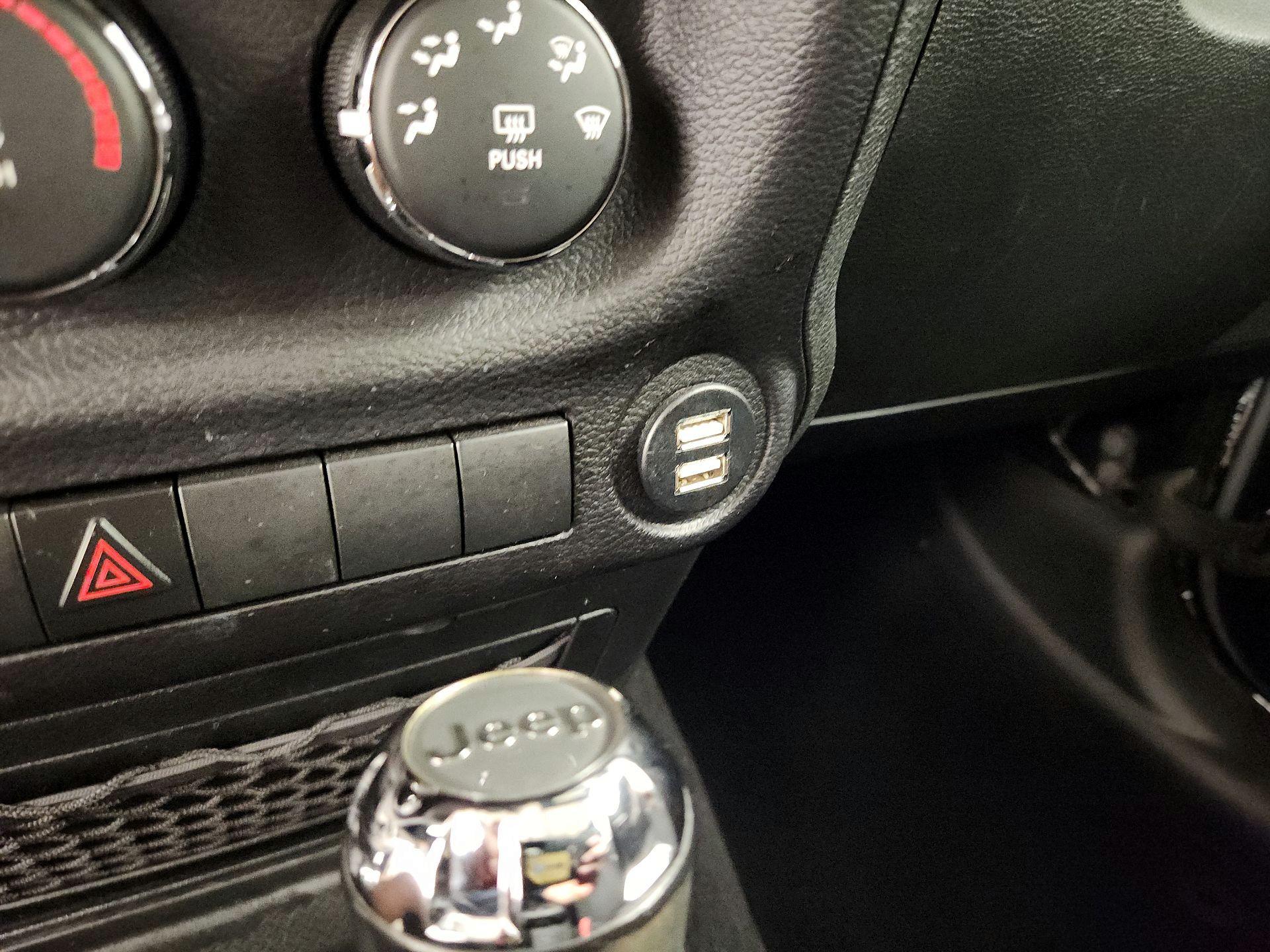 Thumbnail: 2015 Jeep Wrangler - 17