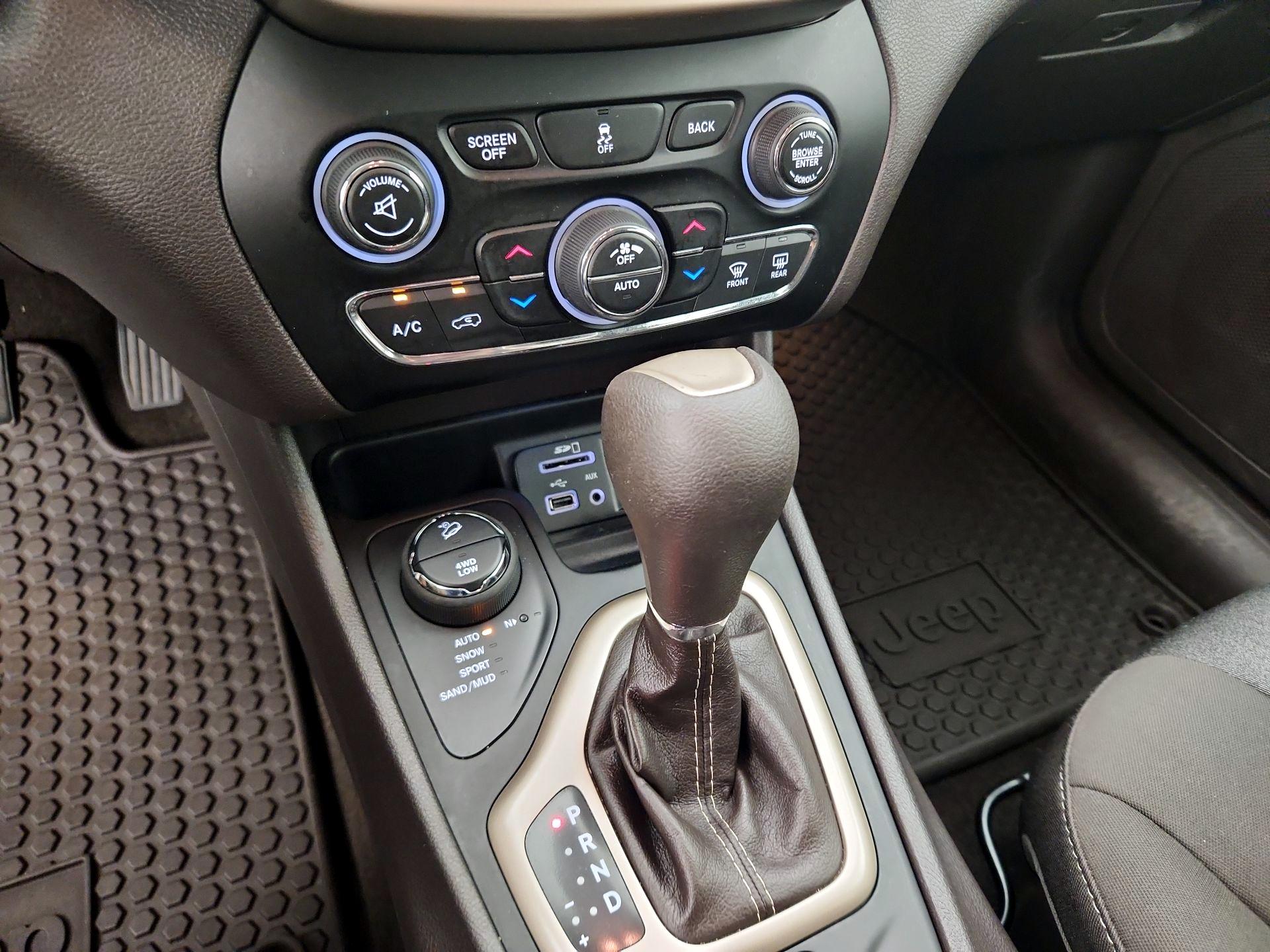 Thumbnail: 2014 Jeep Cherokee - 17