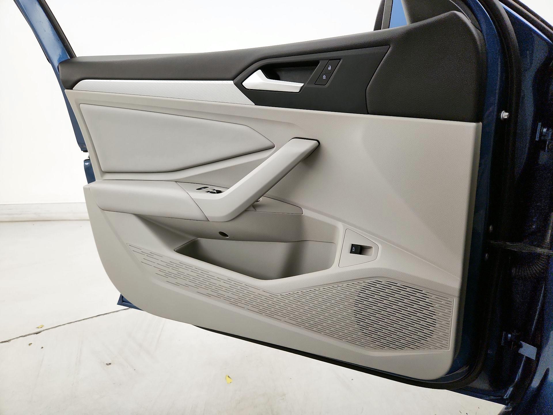 Thumbnail: 2019 Volkswagen Jetta - 12