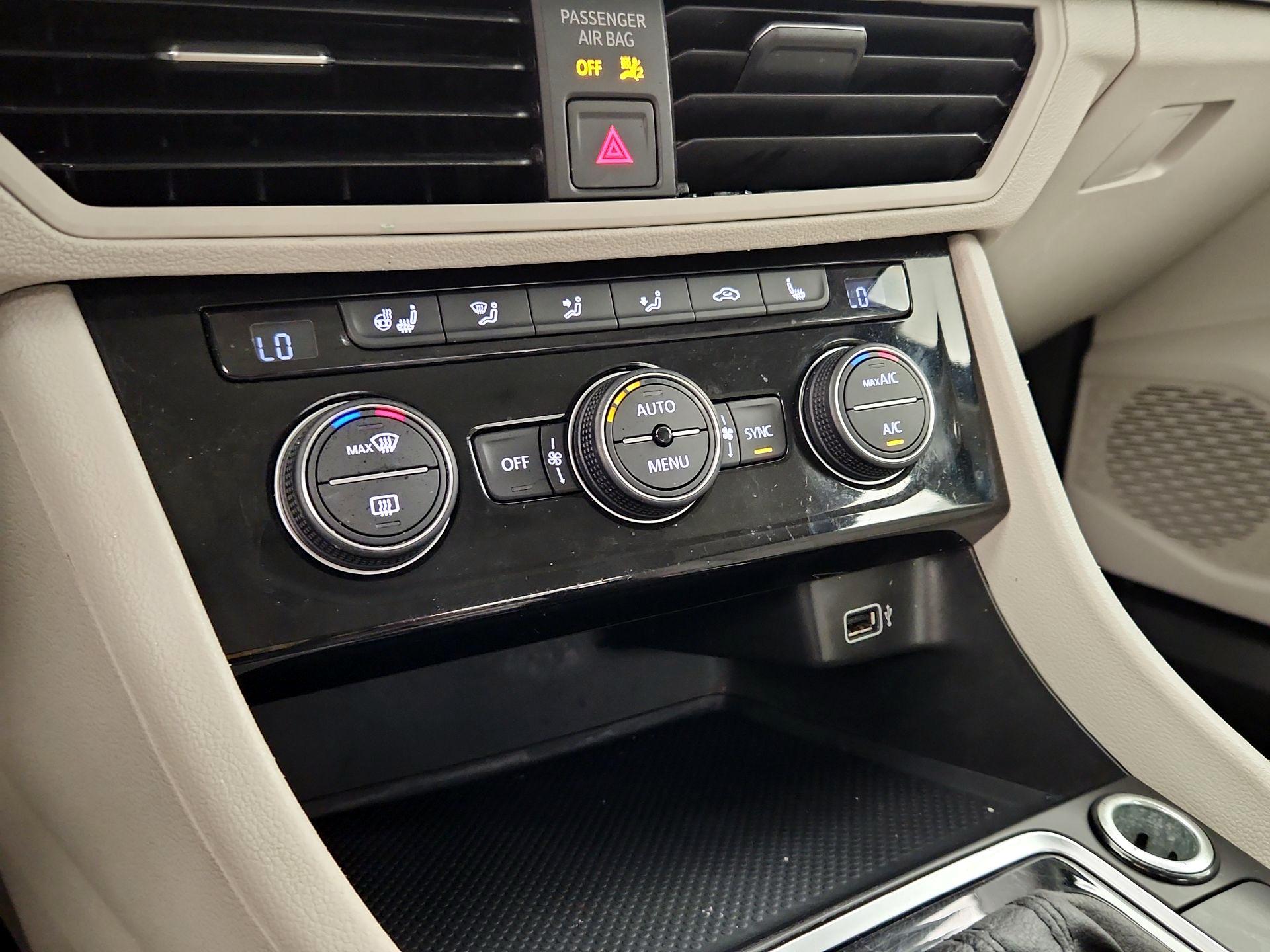 Thumbnail: 2019 Volkswagen Jetta - 16