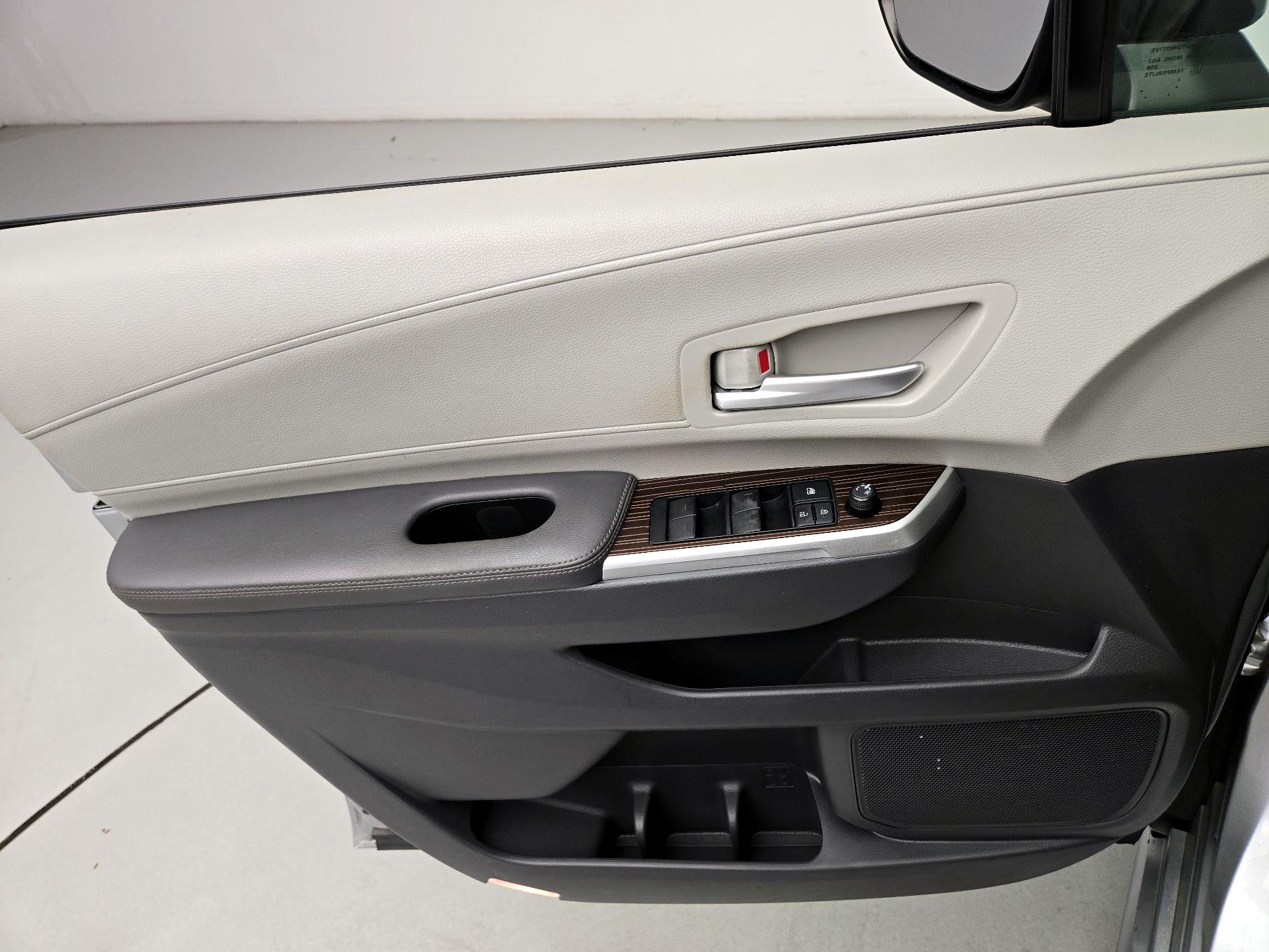 Thumbnail: 2022 Toyota Sienna - 12