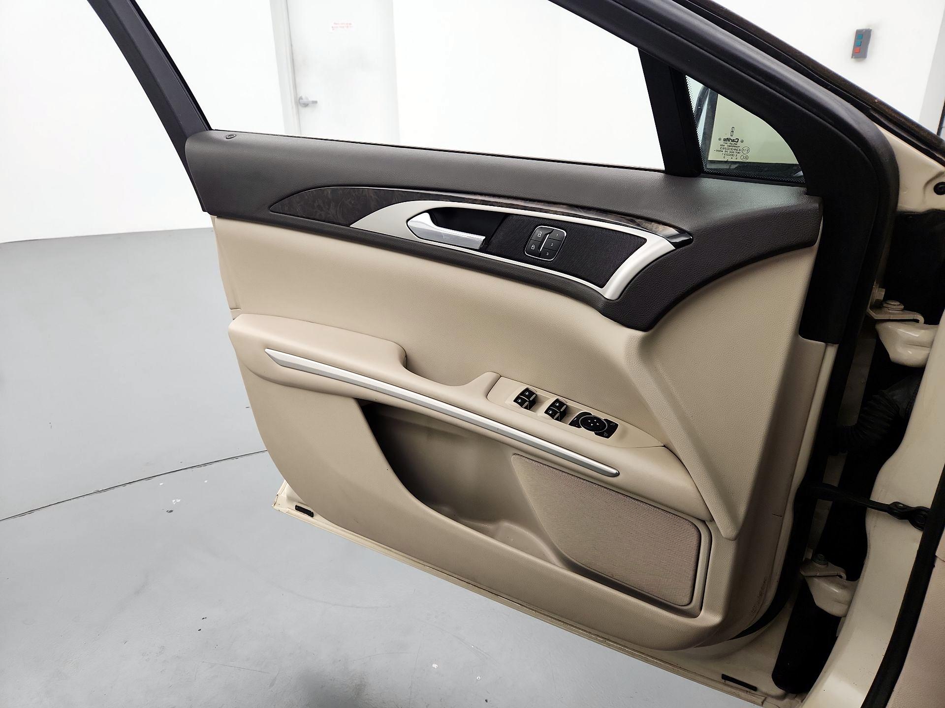 Thumbnail: 2016 Lincoln MKZ - 12