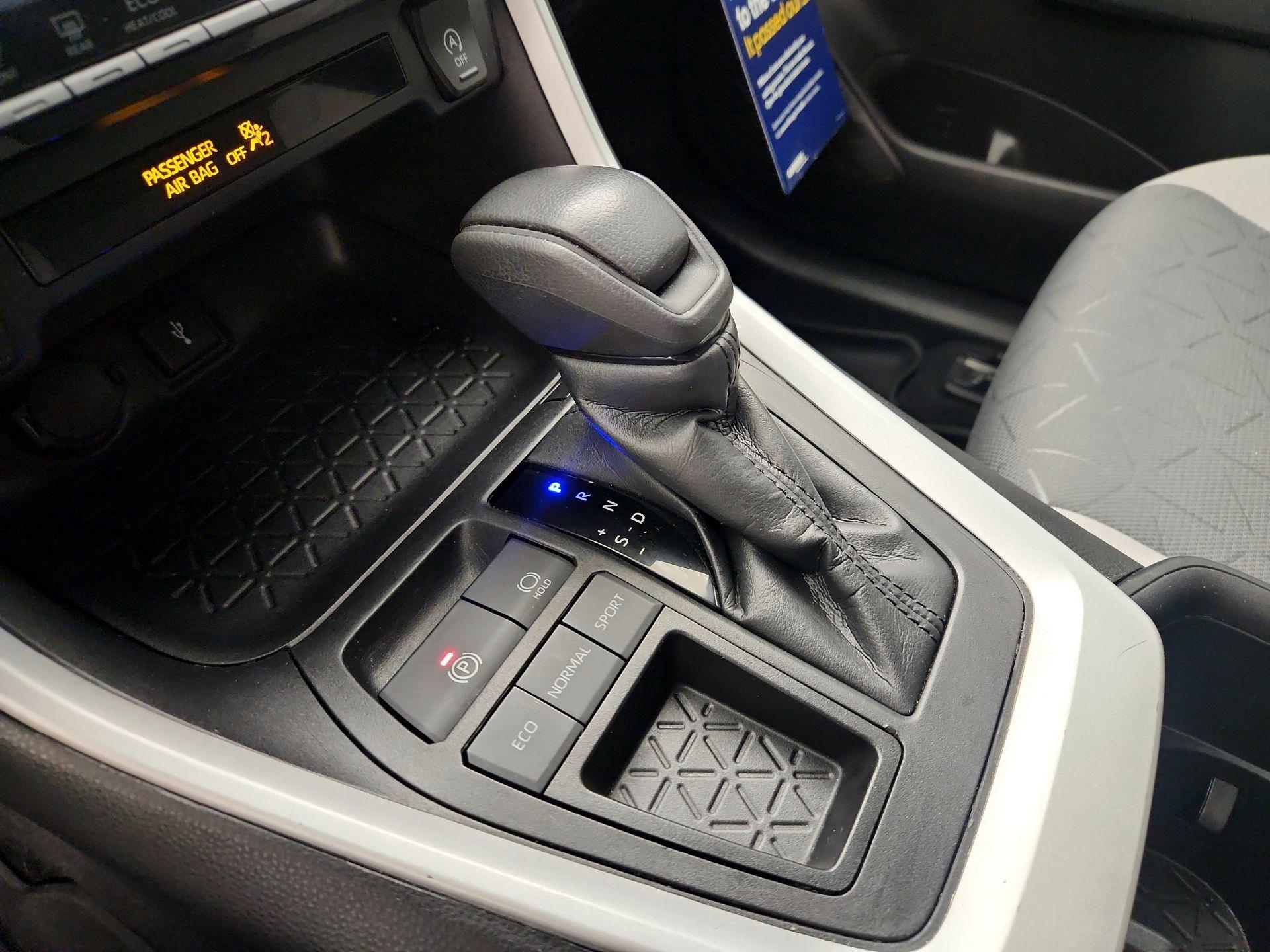 Thumbnail: 2022 Toyota RAV4 - 17