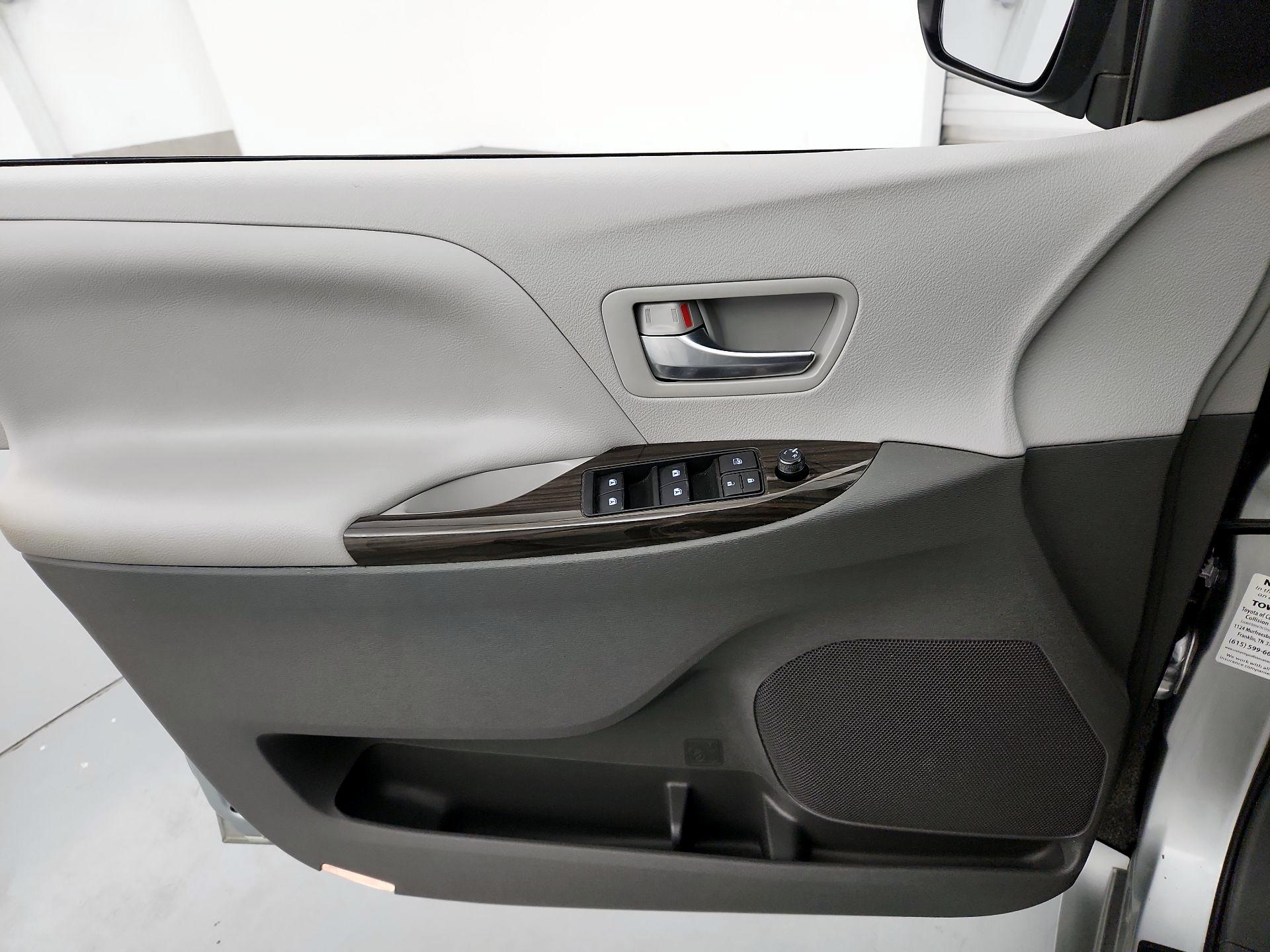 Thumbnail: 2020 Toyota Sienna - 12