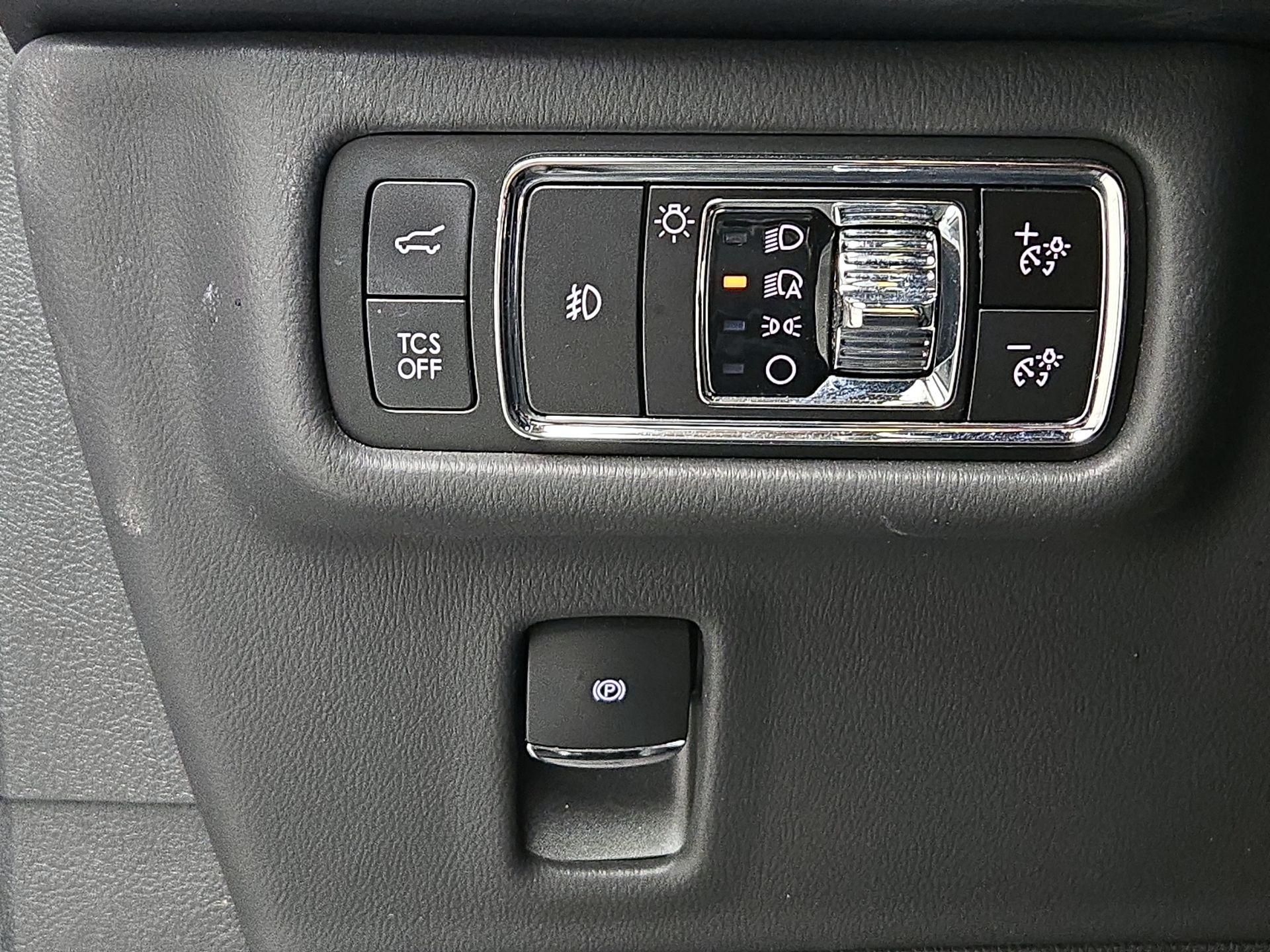 Thumbnail: 2023 Lincoln Nautilus - 13