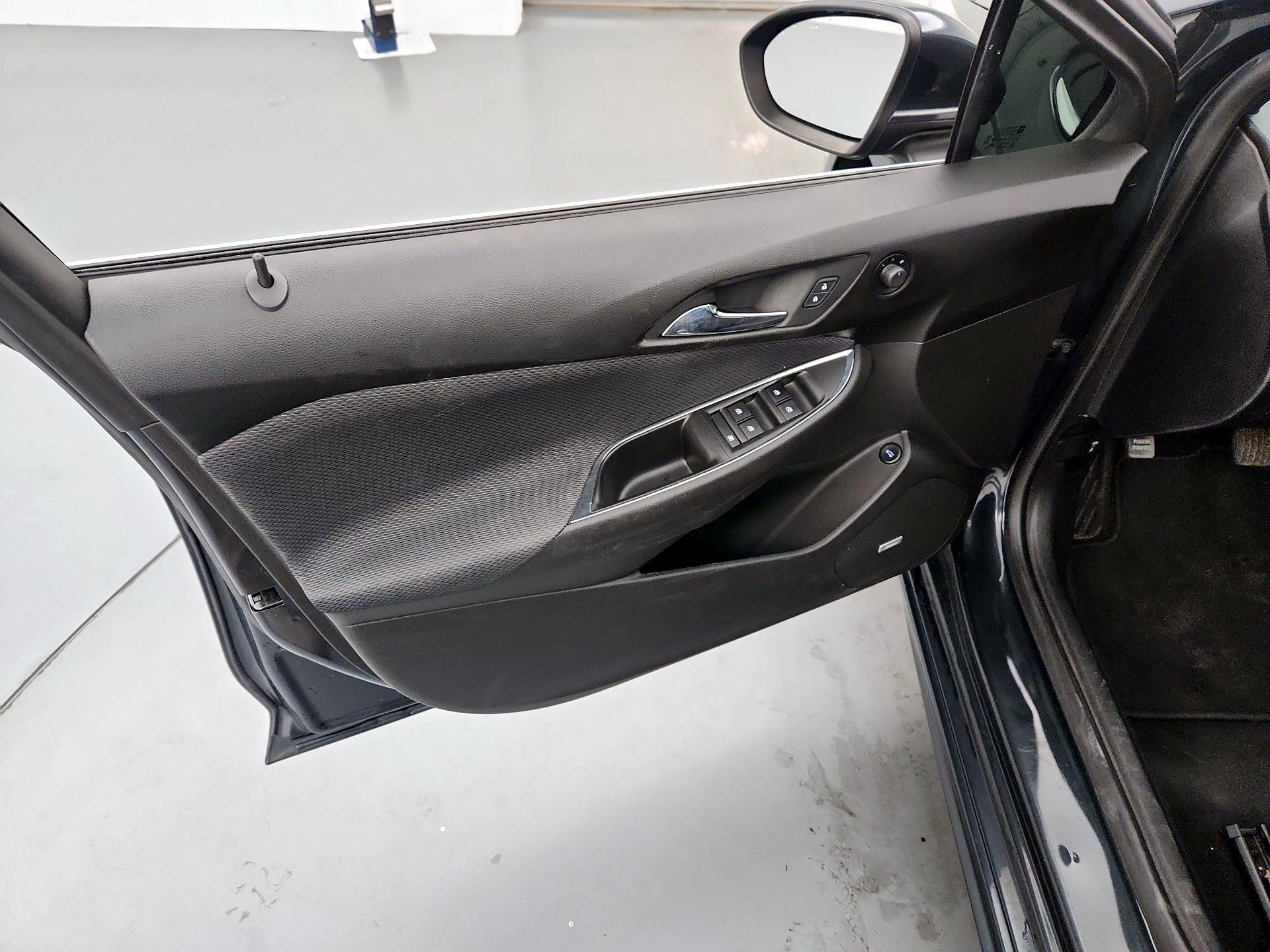 Thumbnail: 2018 Chevrolet Cruze - 12