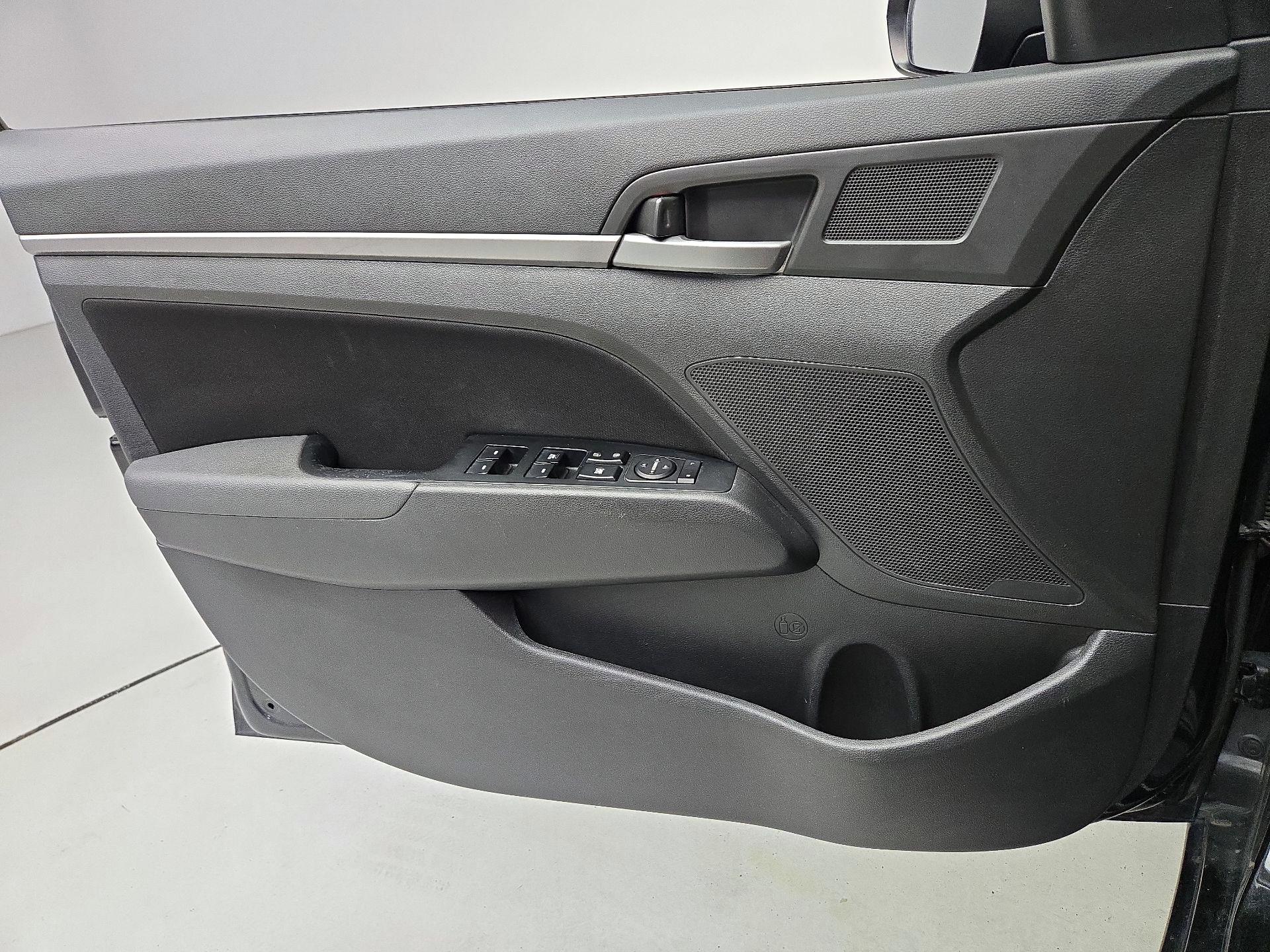 Thumbnail: 2017 Hyundai Elantra - 12