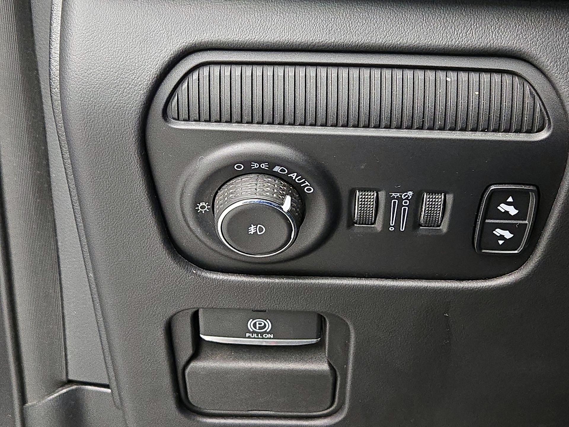 Thumbnail: 2022 Jeep Grand Wagoneer - 13