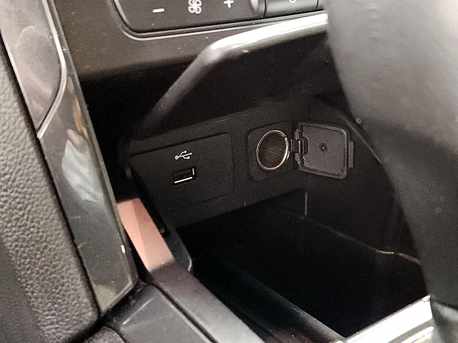 Thumbnail: 2016 Ford Explorer - 18