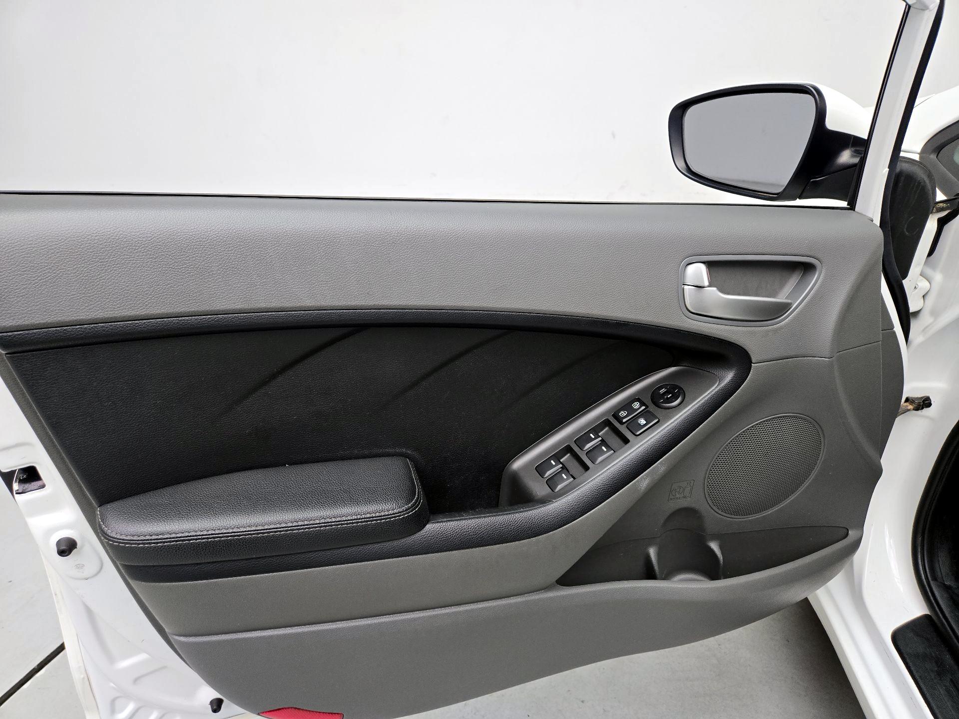 Thumbnail: 2017 Kia Forte - 12