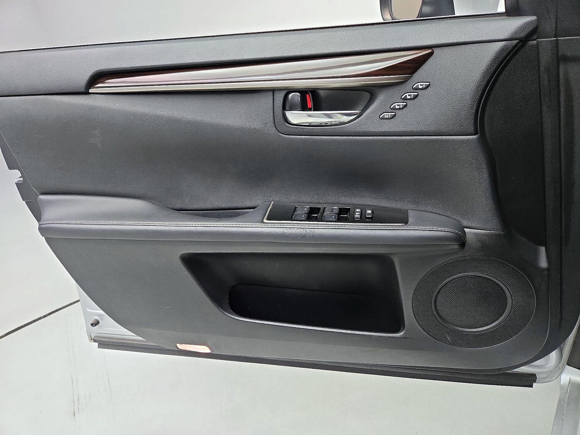 Thumbnail: 2016 Lexus ES - 12