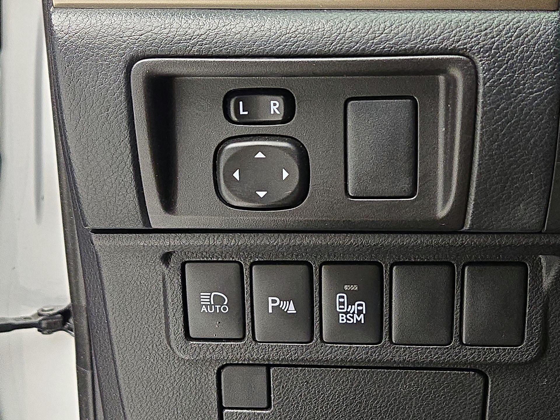 Thumbnail: 2016 Lexus ES - 13