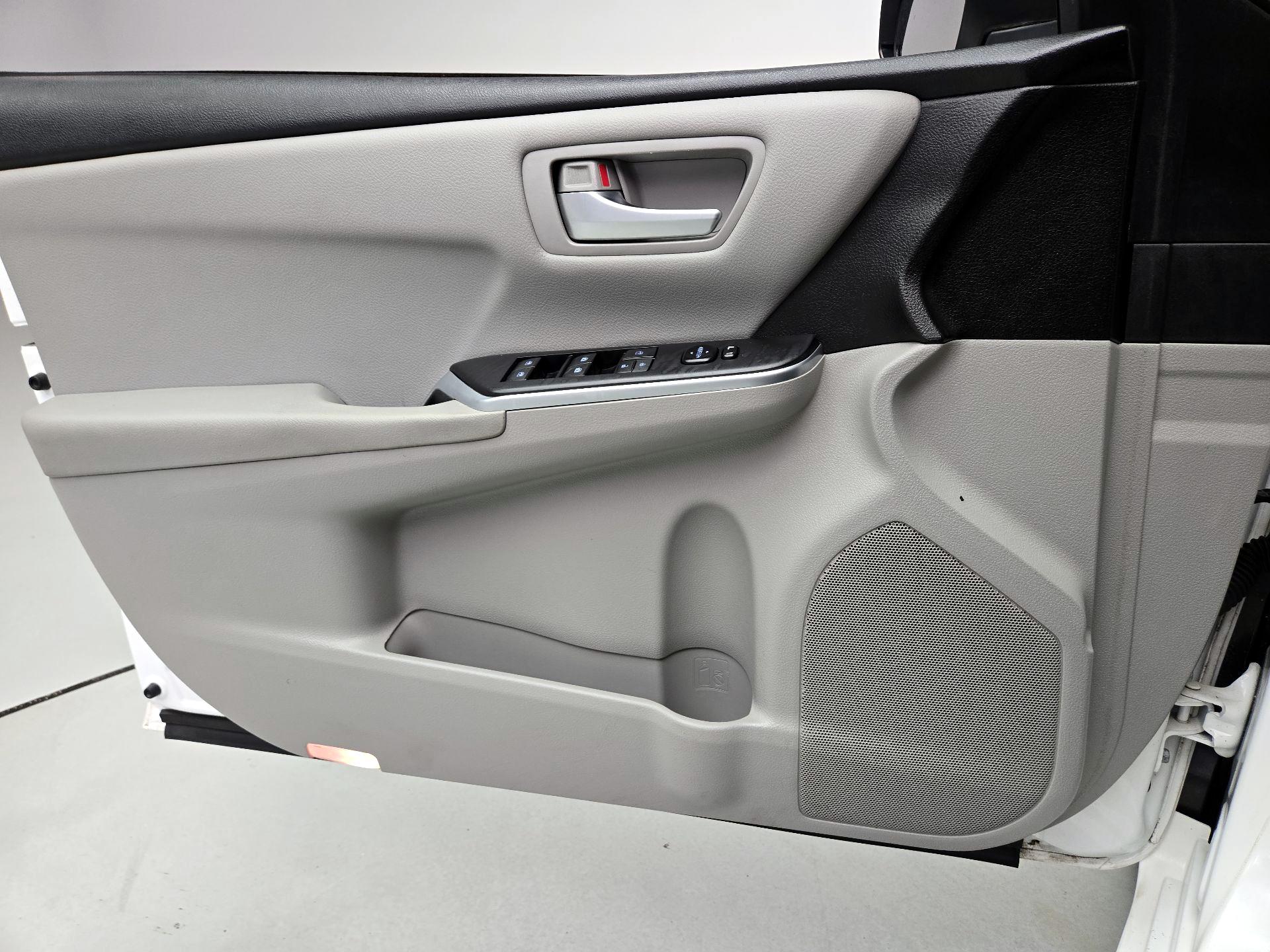 Thumbnail: 2017 Toyota Camry - 12