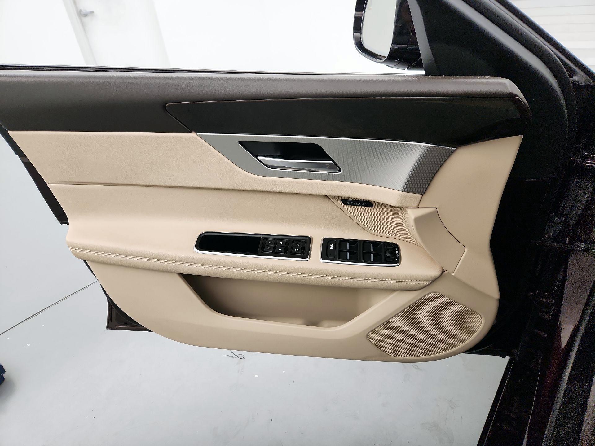 Thumbnail: 2016 Jaguar XF - 12