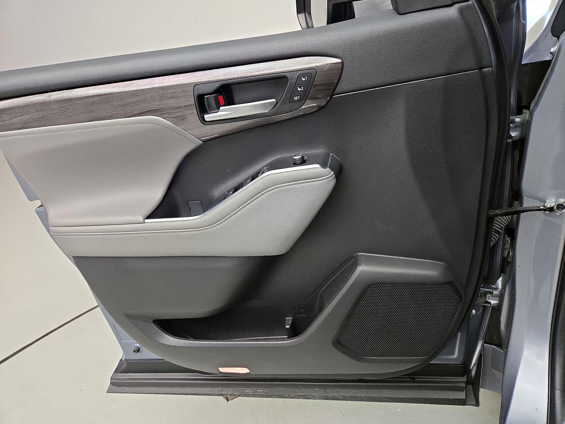 Thumbnail: 2023 Toyota Highlander - 12