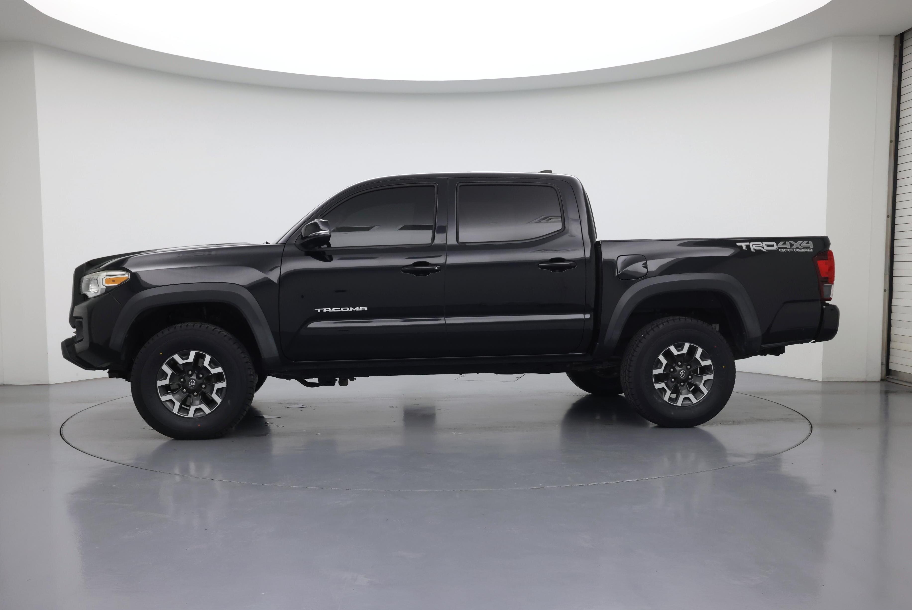 Thumbnail: 2018 Toyota Tacoma - 3