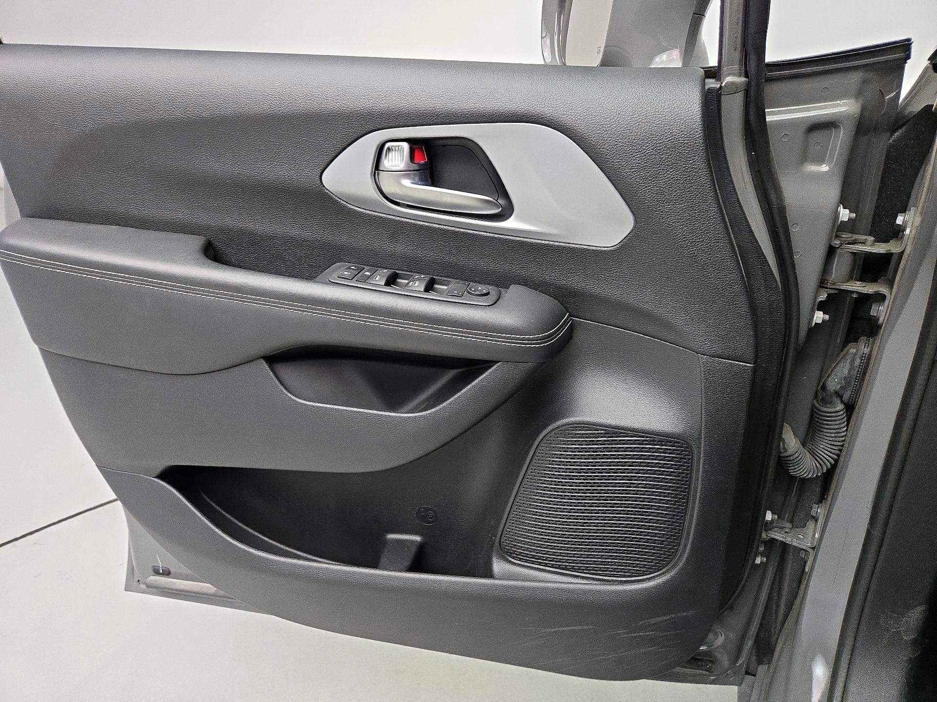 Thumbnail: 2021 Chrysler Pacifica - 12